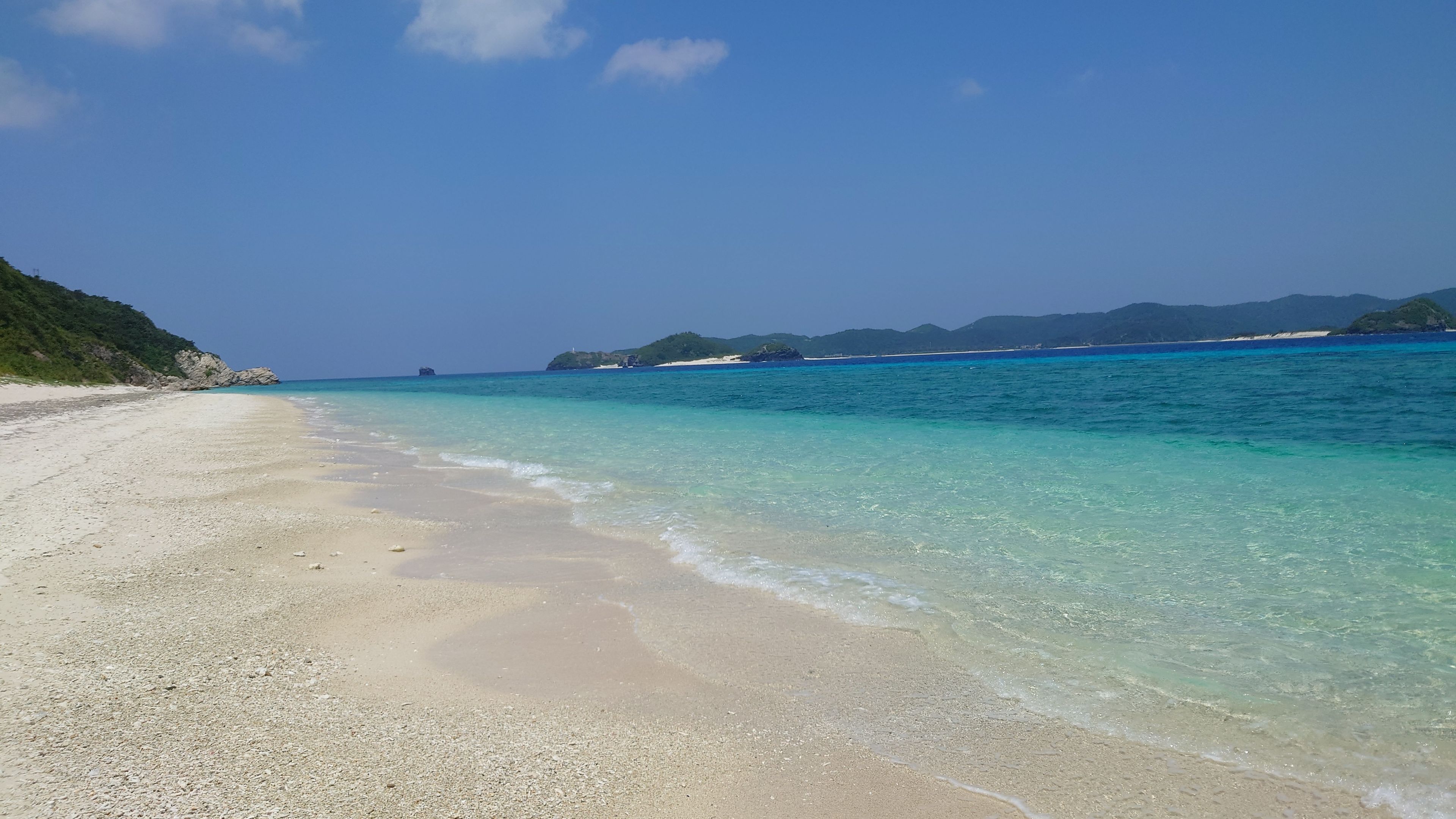 ニシバマビーチの透明な海