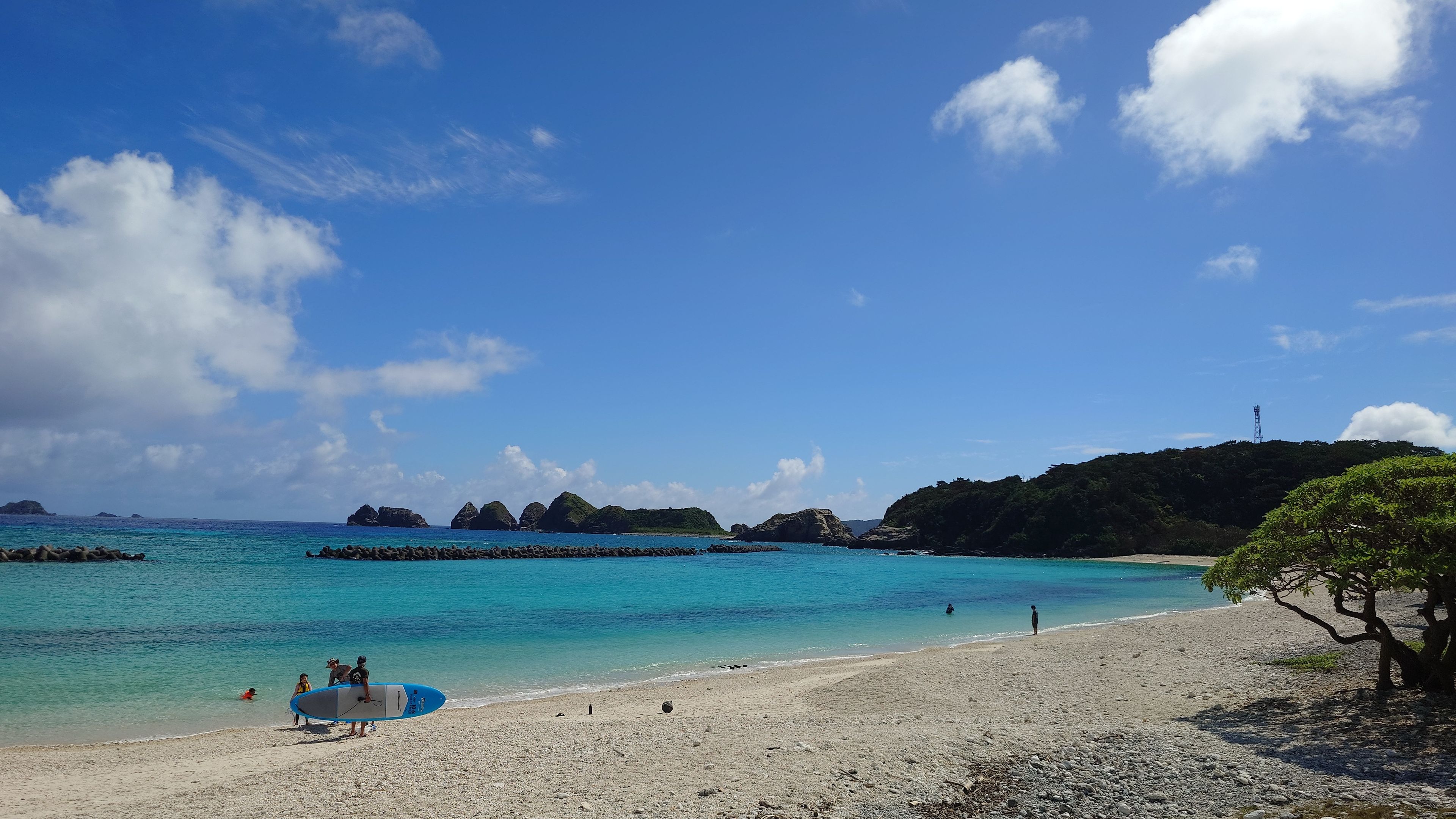 集落の目の前に広がる前浜ビーチ