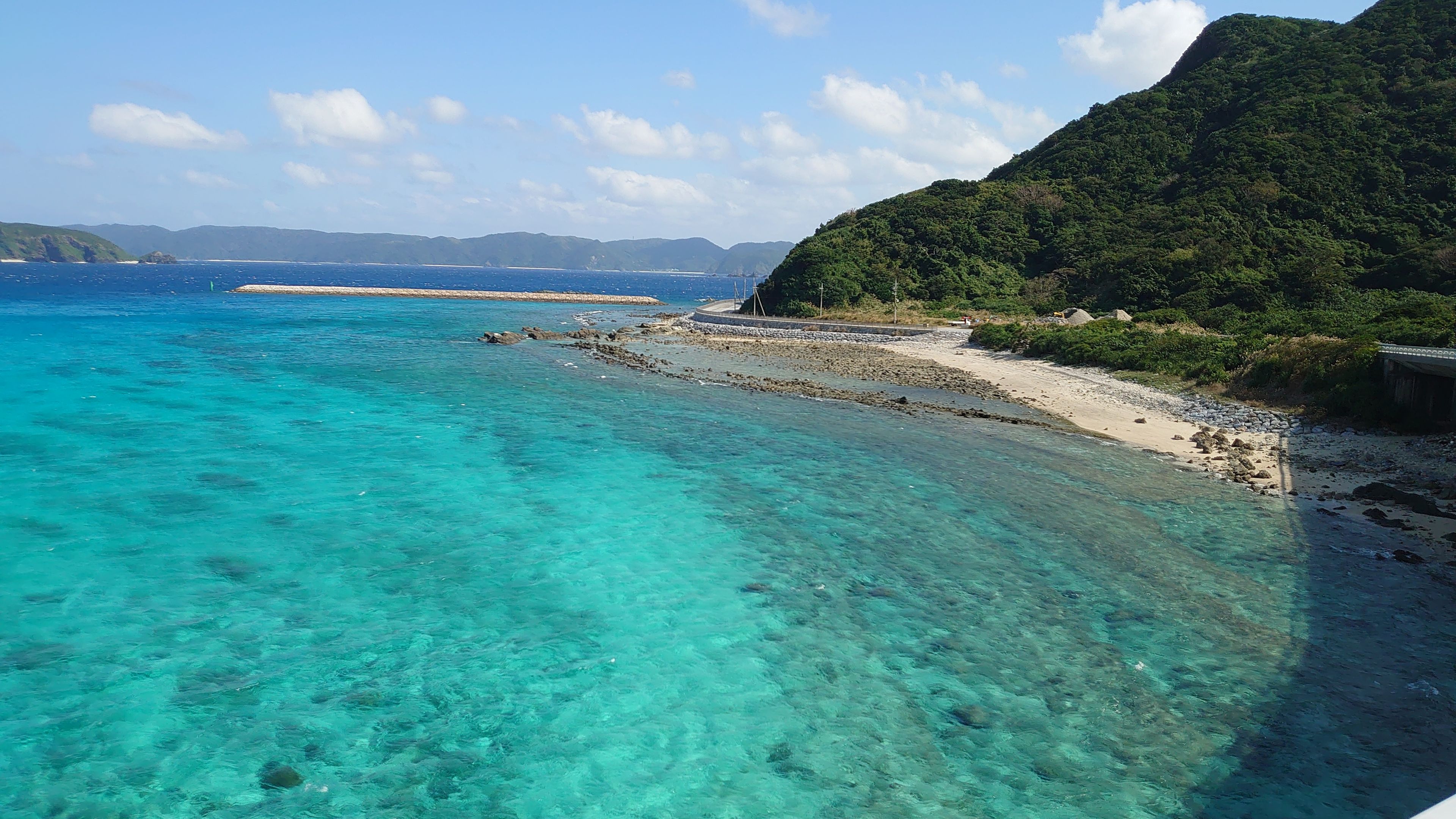 阿嘉島の美しい海沿いジョギングコース
