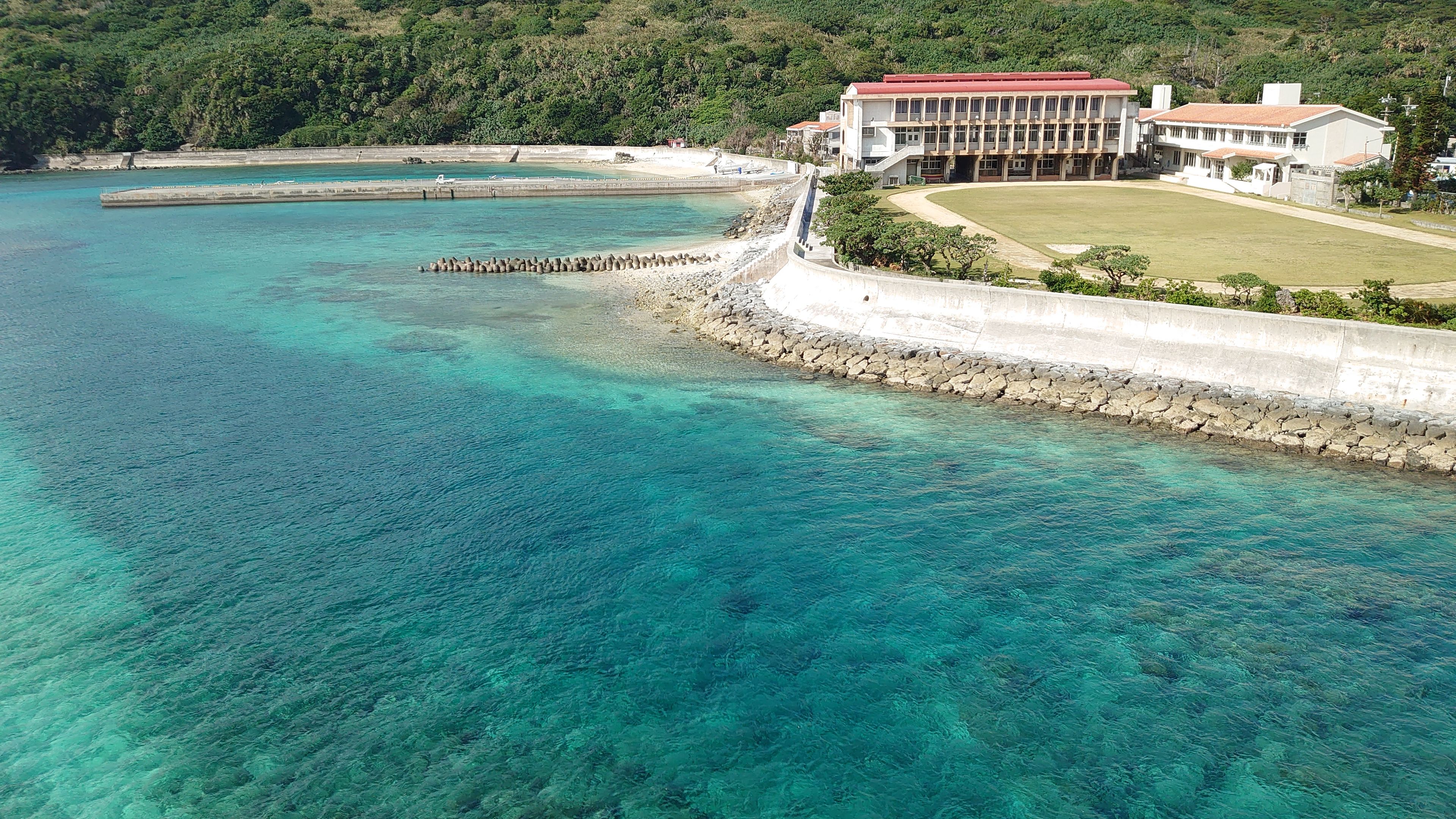 慶留間小中学校と美しい海