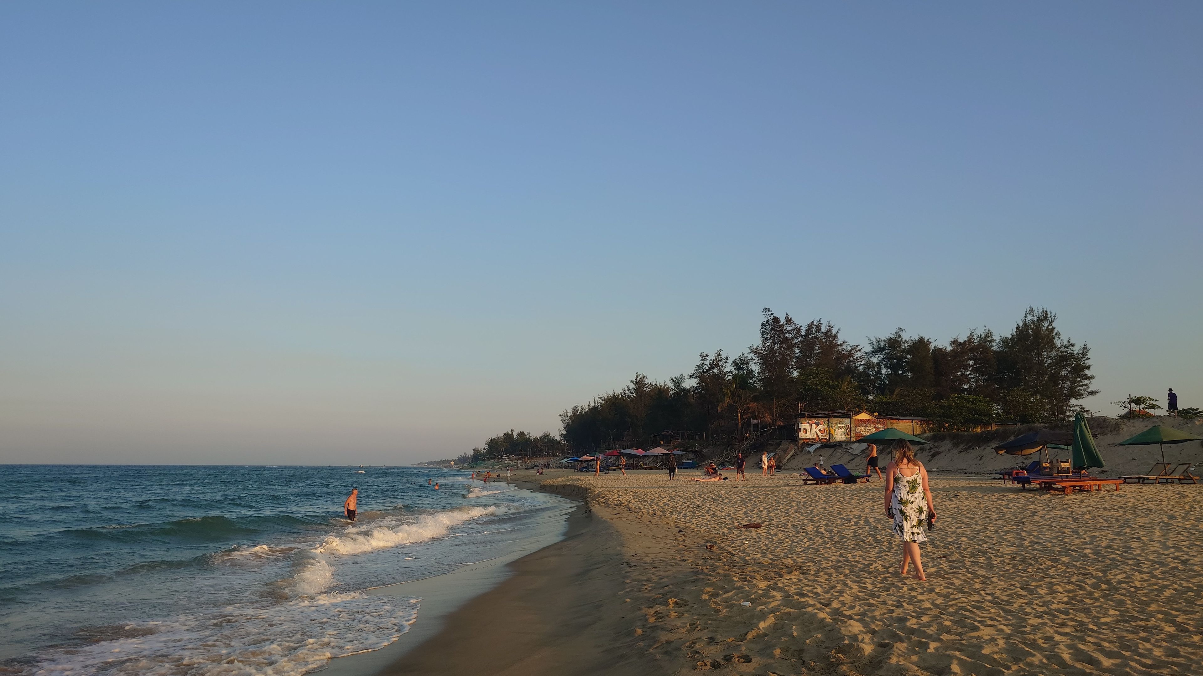 アンバンビーチ波打ち際
