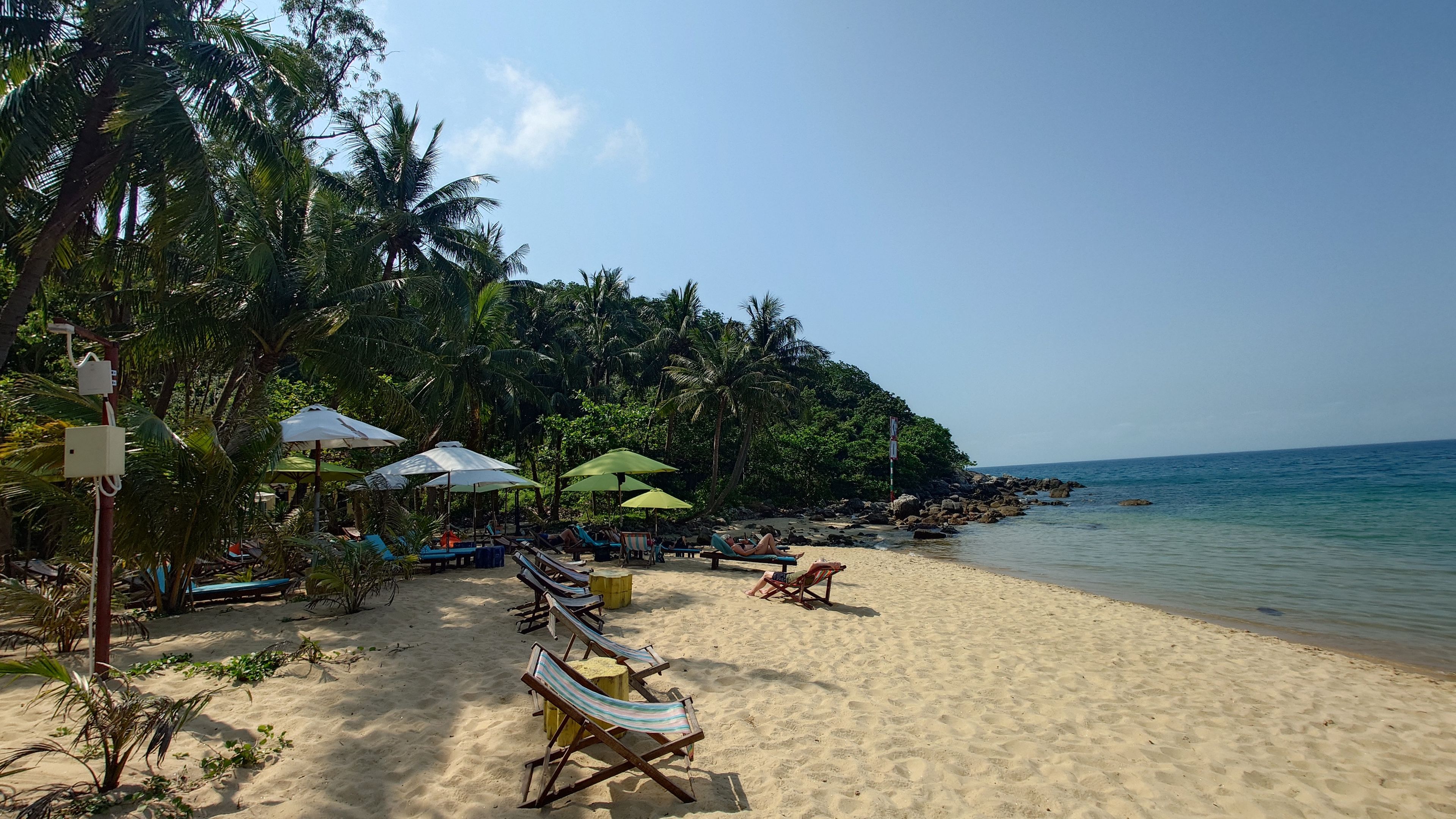 木陰のビーチチェアでゆったりと過ごせるプライベートな空間