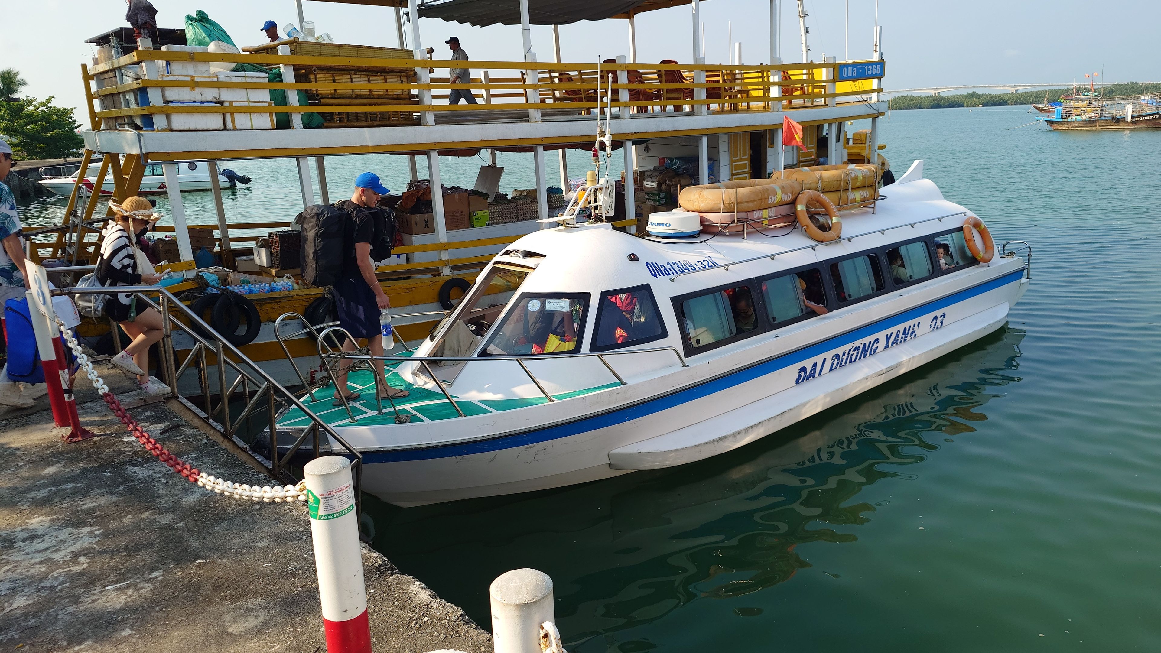 クアダイ港の乗船風景