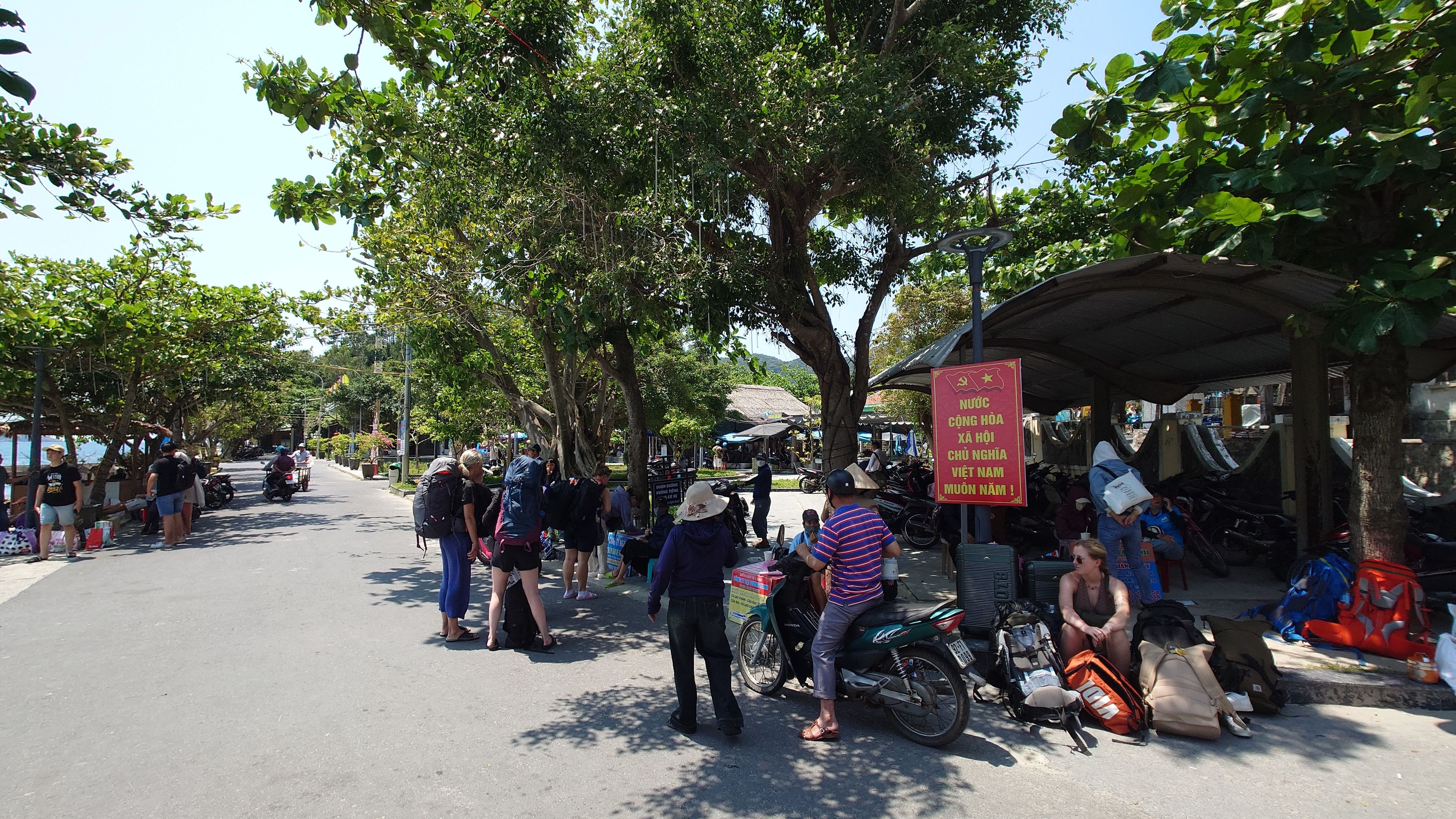 チャム島側の受付風景