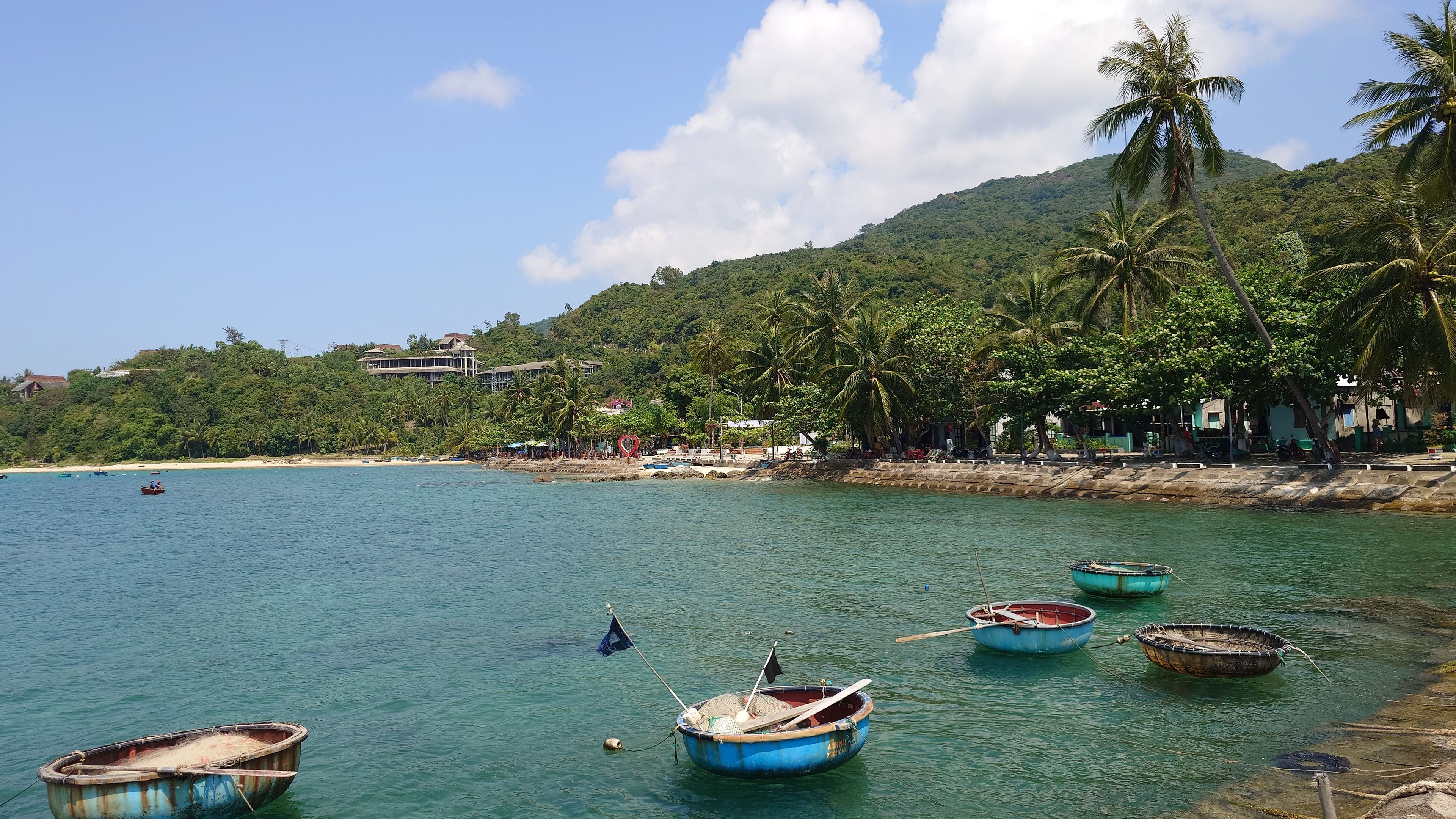 静寂に包まれた Bãi Hương (バイフン漁村) の全景。海沿いに小さな集落が広がっている。