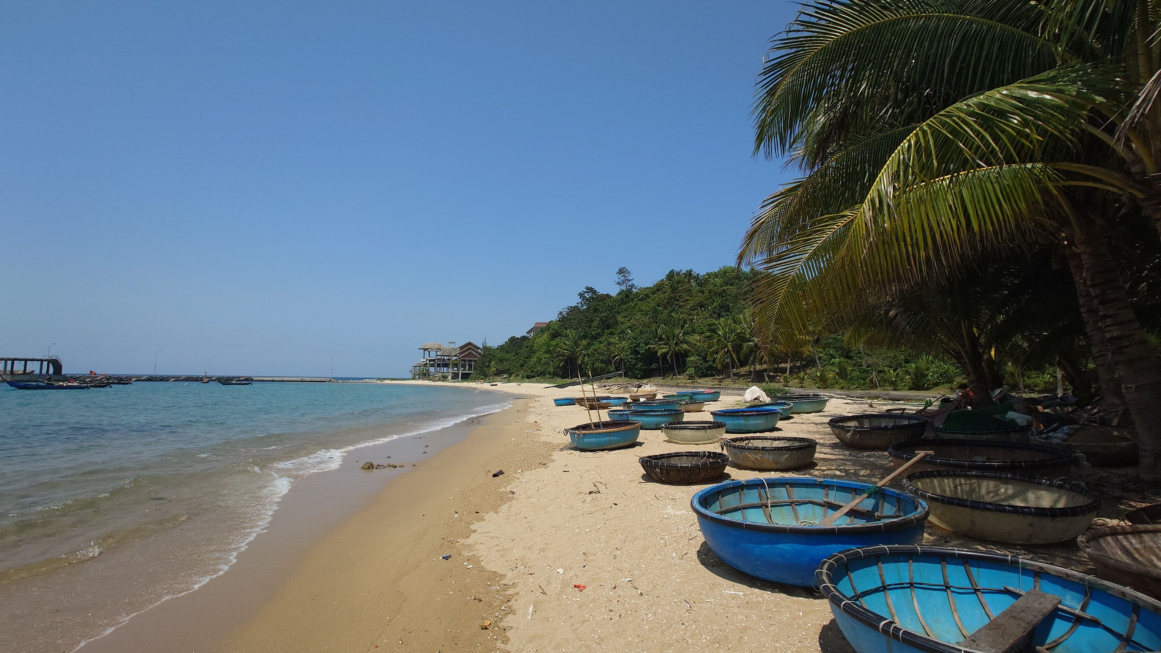 バイフン漁村の端に広がるビーチ。伝統的な丸い小舟が並んでいる。