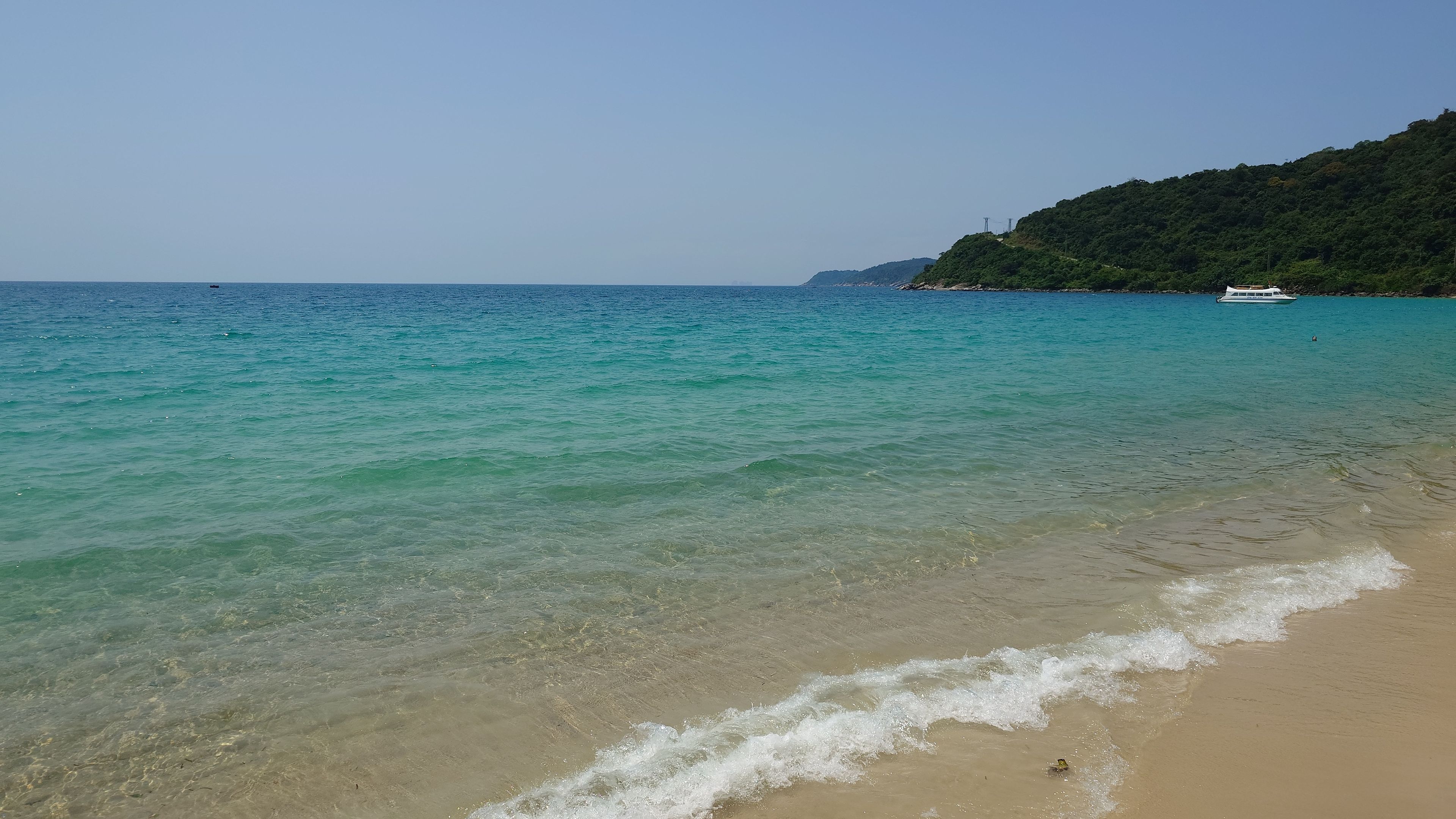 Bãi Ong の透明度の高い海。どこまでも透き通った水が続く