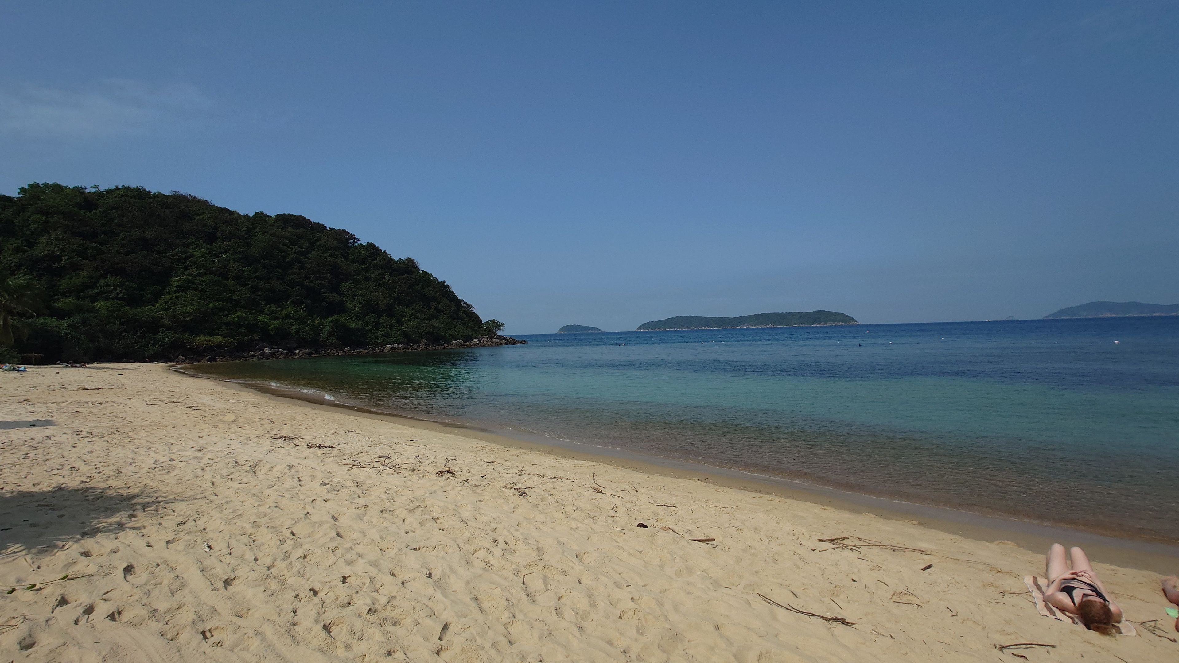 広々とした Bai Xep の砂浜。青い海との境界線が美しい