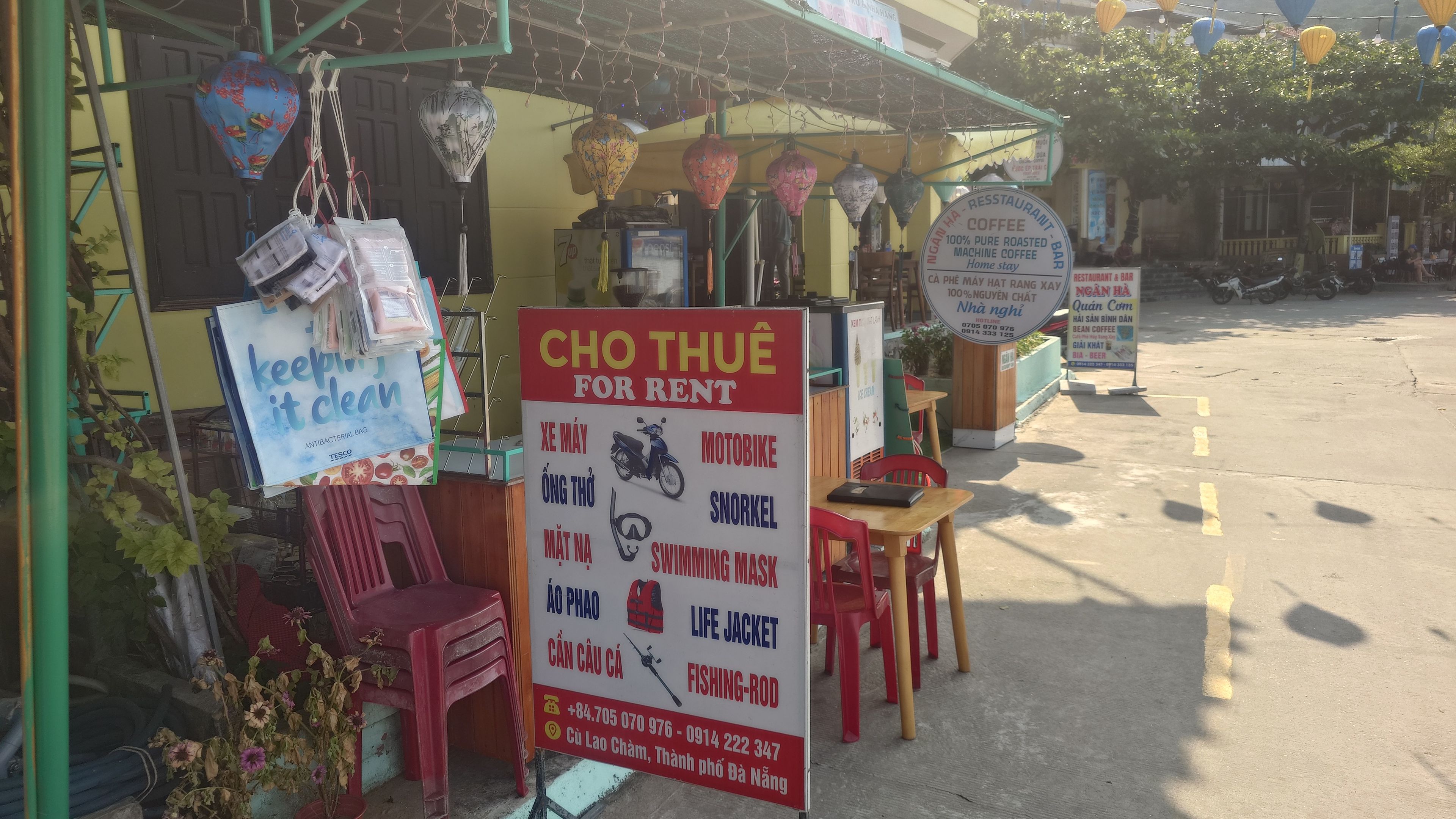 チャム島の民宿にあるレンタルバイクの看板