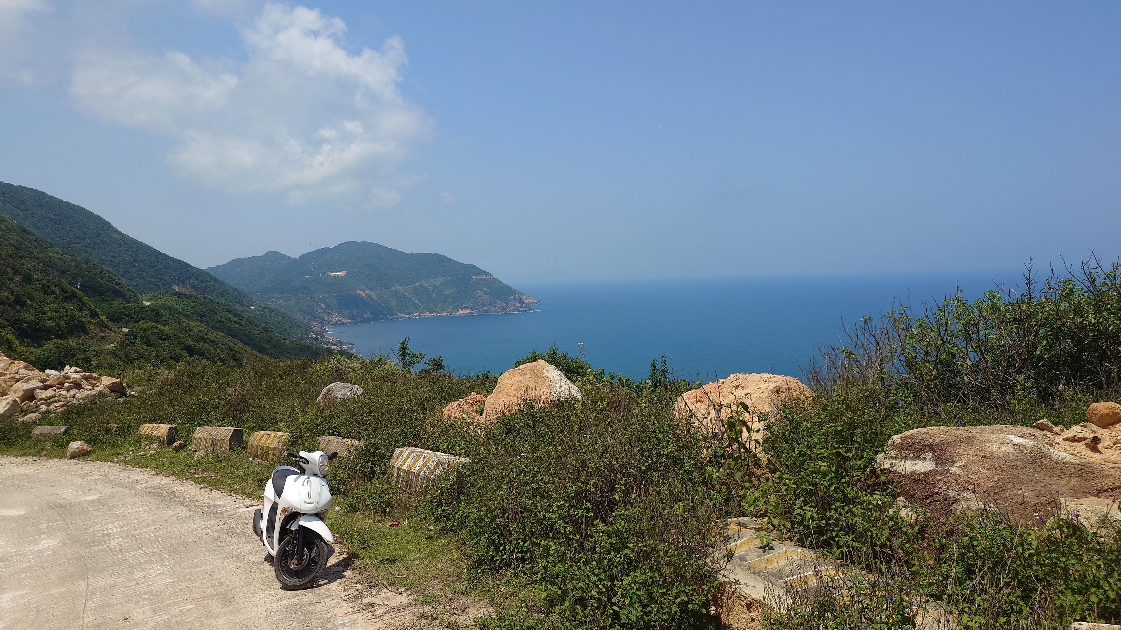 バイクで駆け抜けるチャム島の絶景ロード