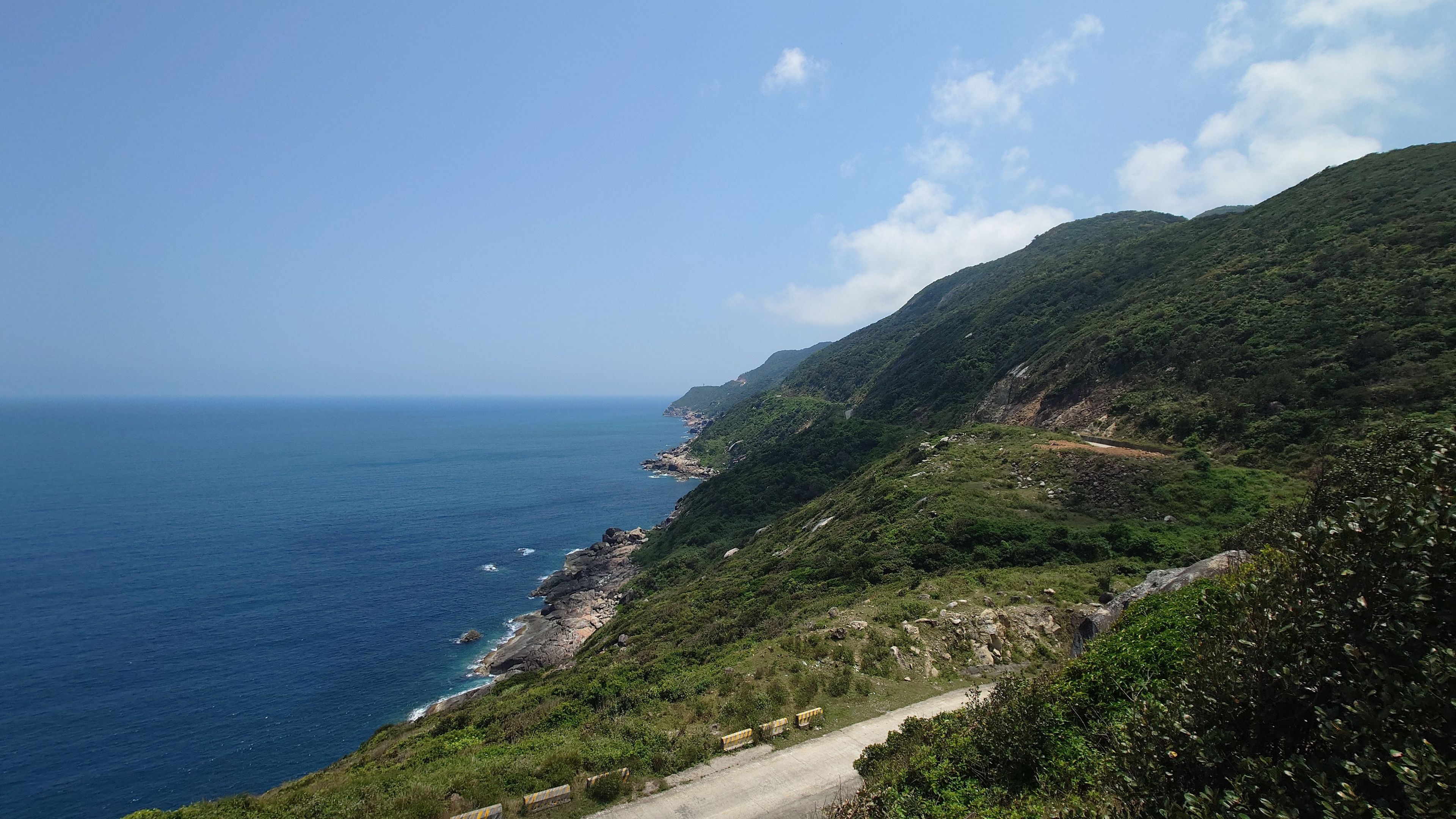 Eo Gió から望むチャム島の断崖と海