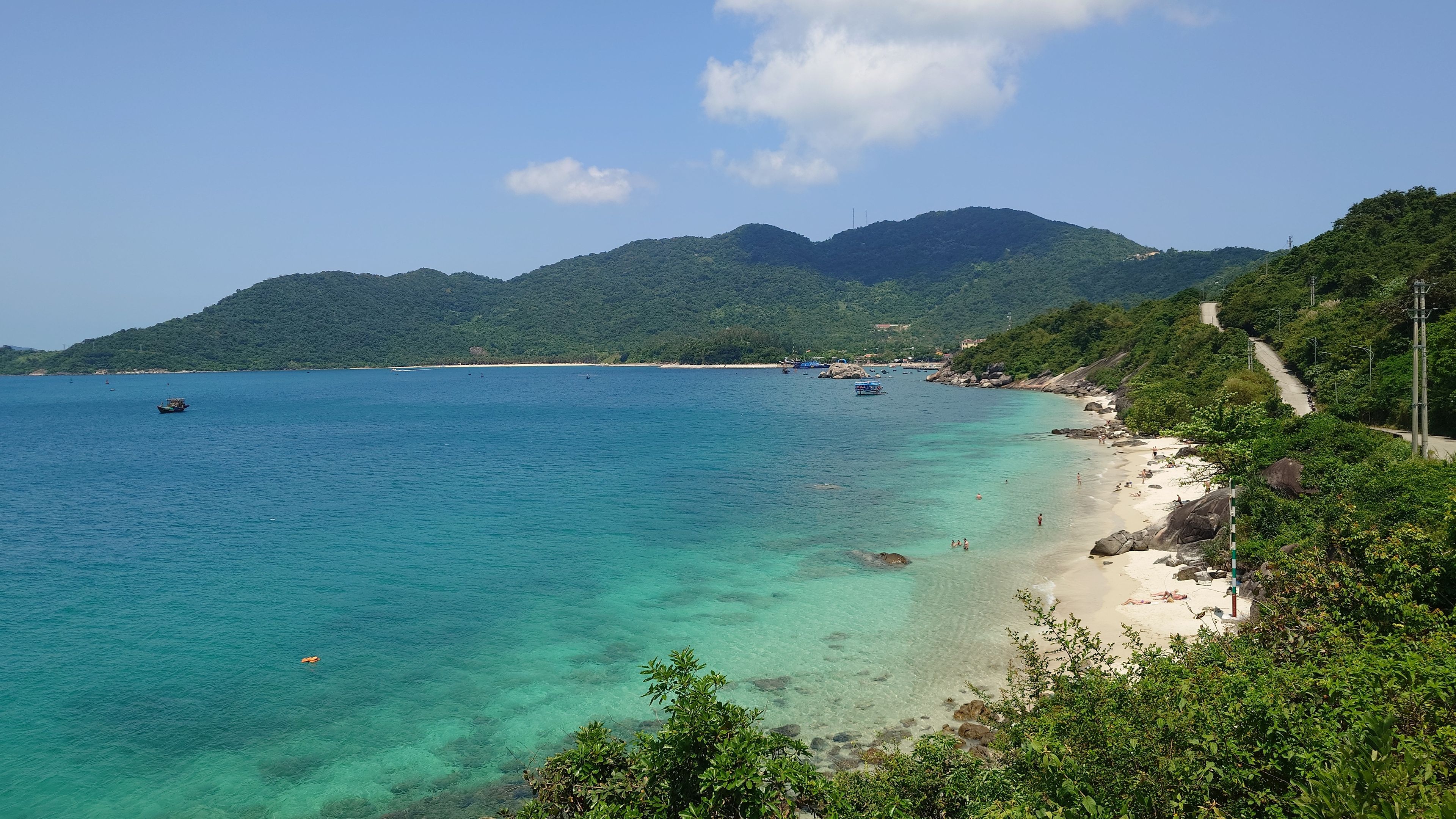 チャム島 XEP Beach を上空から。植物に覆われた島と透明度の高い海