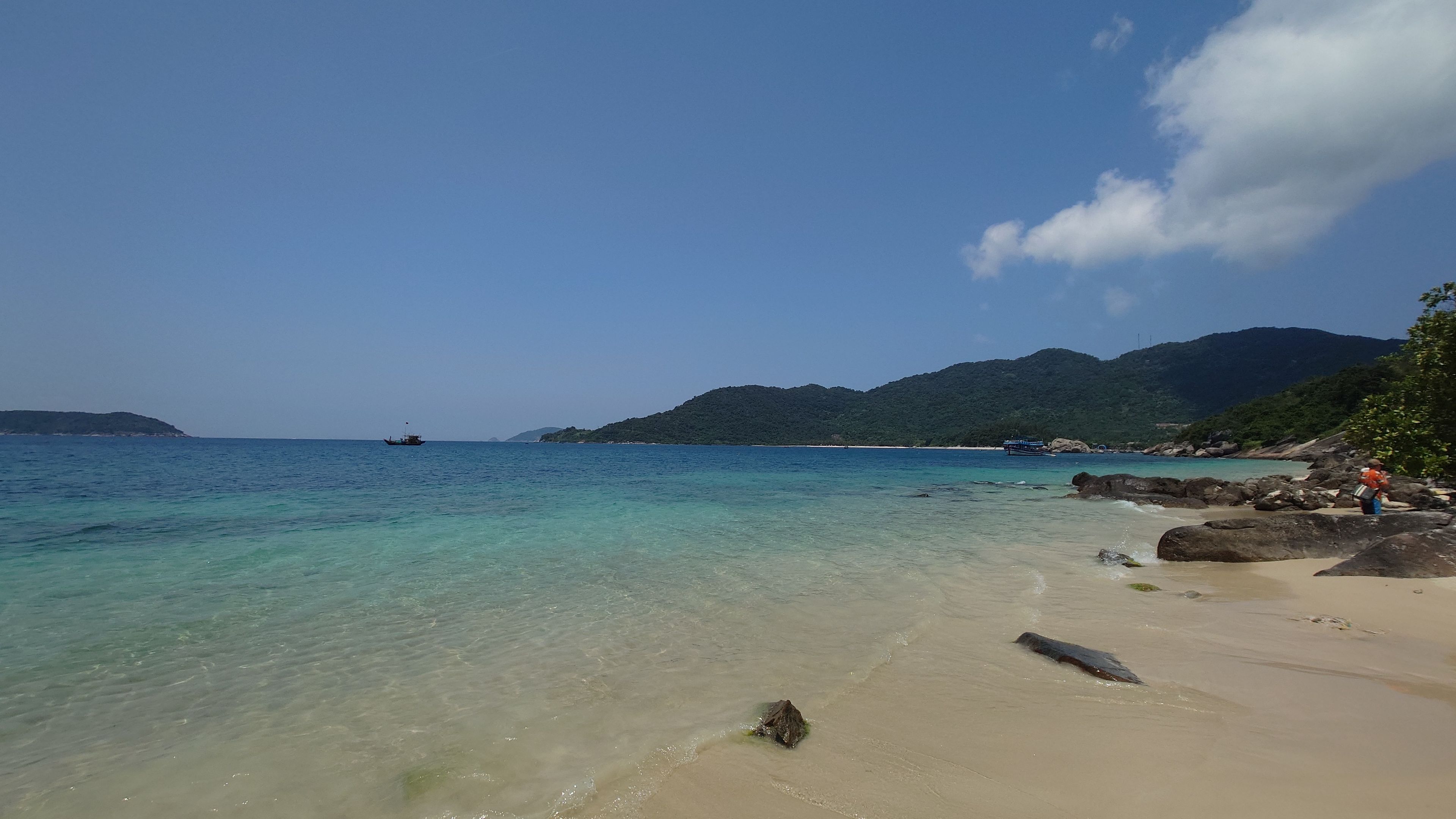 XEP Beach の砂浜から眺める透明度抜群の海