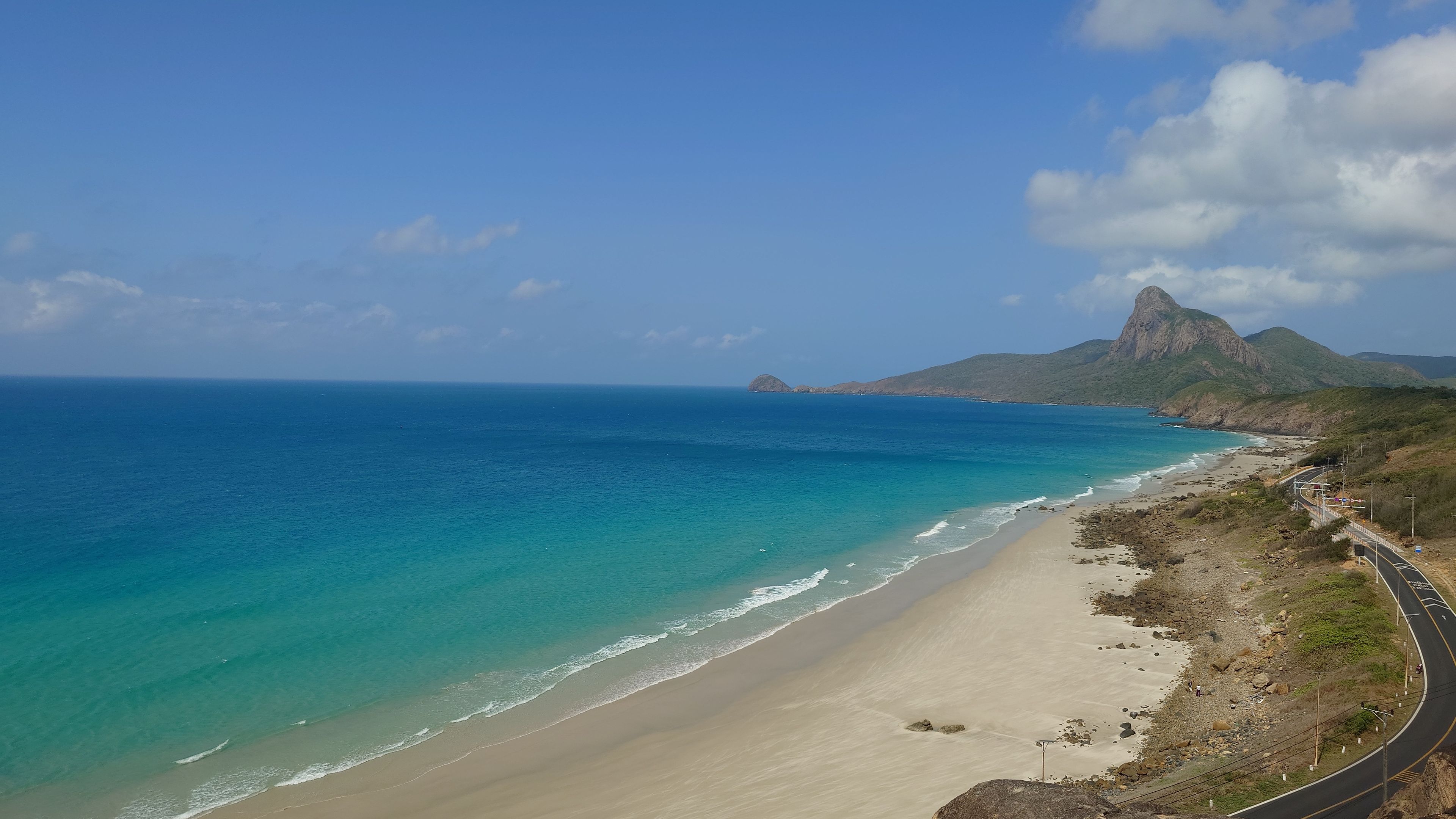 Bai Nhat water surface around noon when the sun is highest