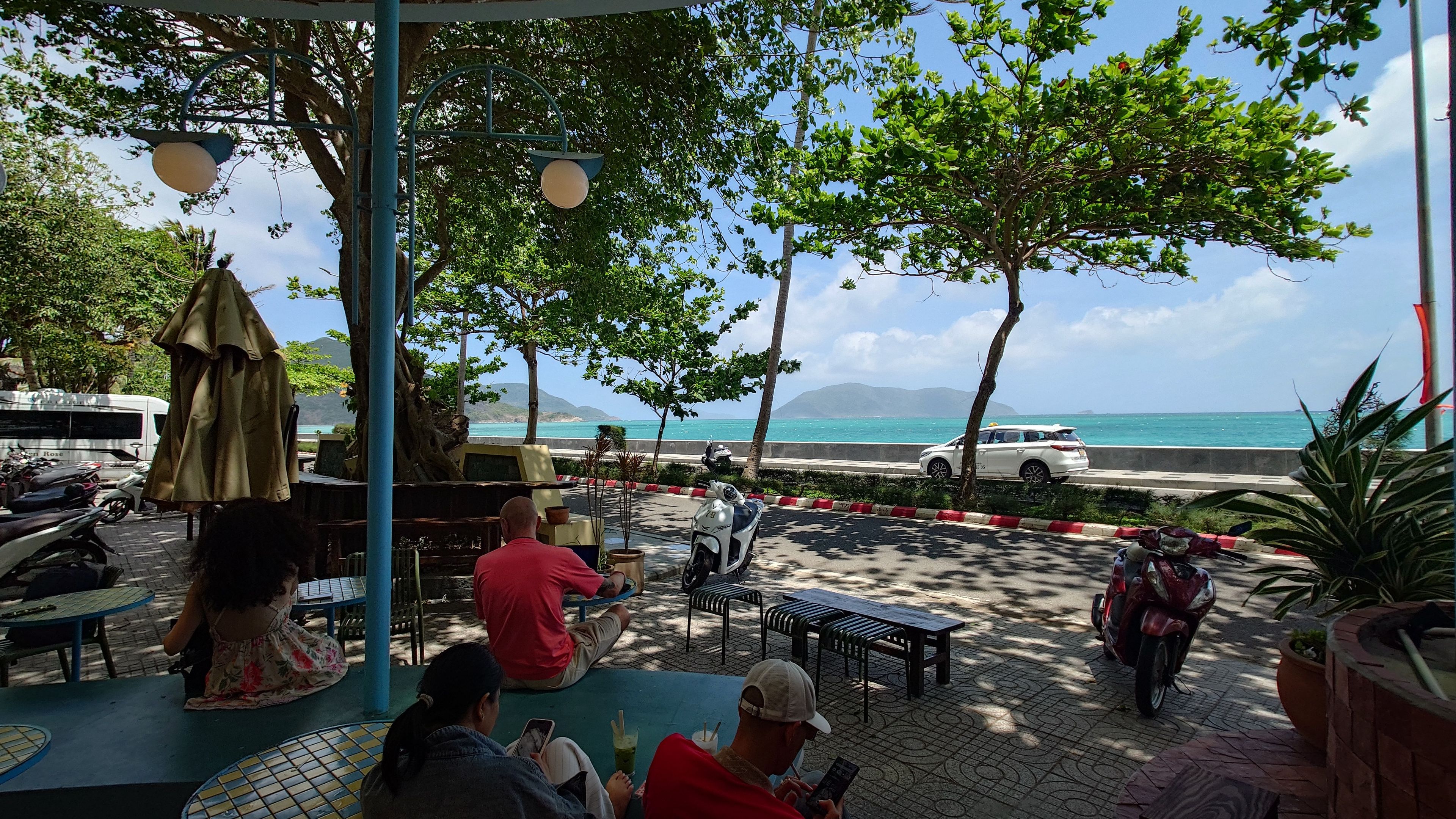 Open shop interior where the sea breeze passes through comfortably