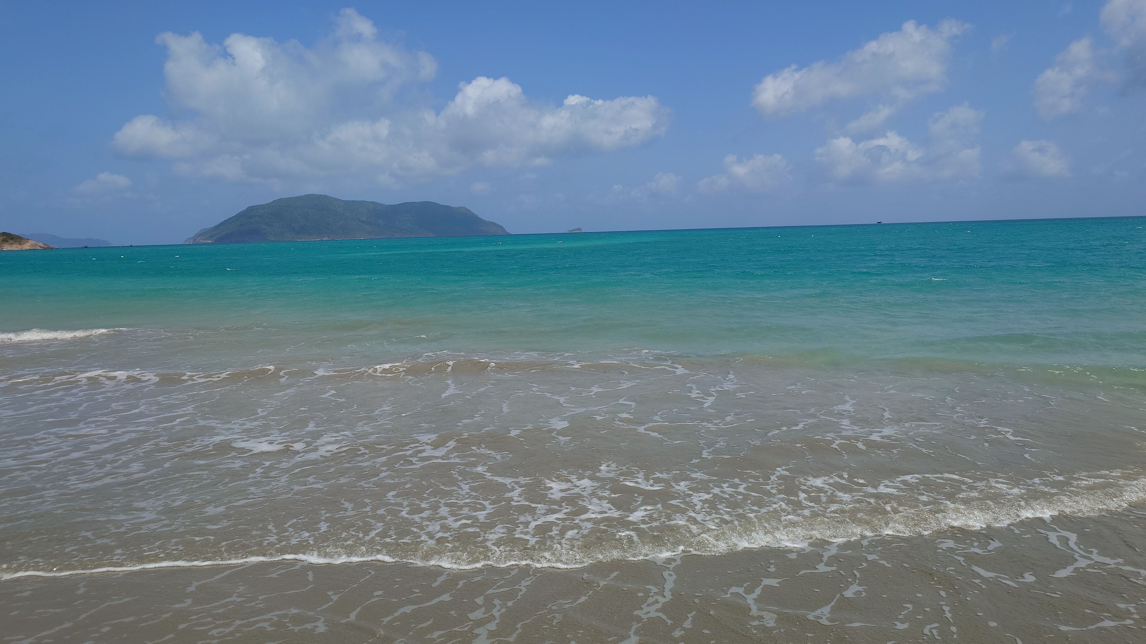 The vast sand flats visible at low tide at Lo Voi Beach