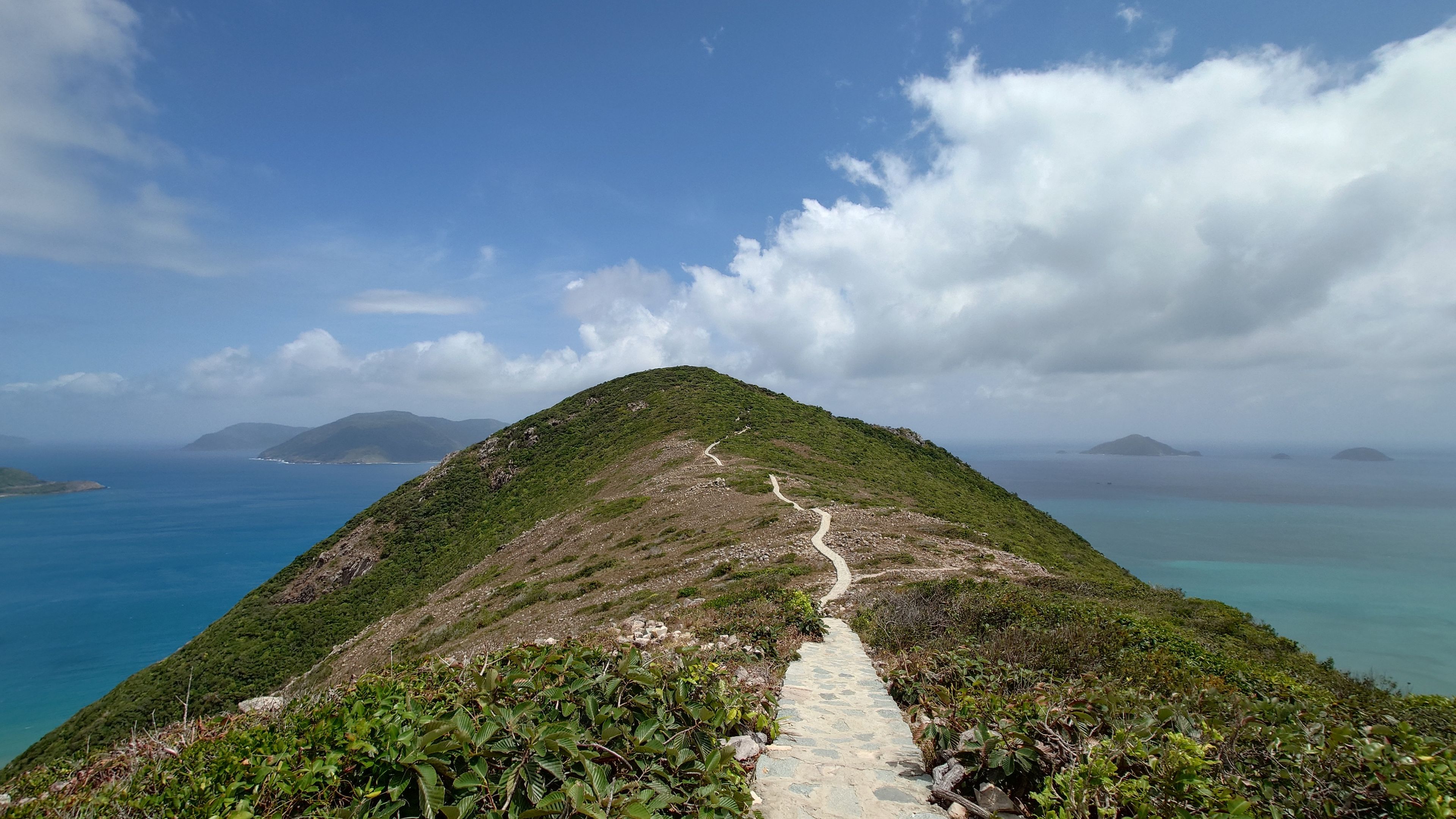 Sống lưng núi lò vôi（ロイボイ山の背）