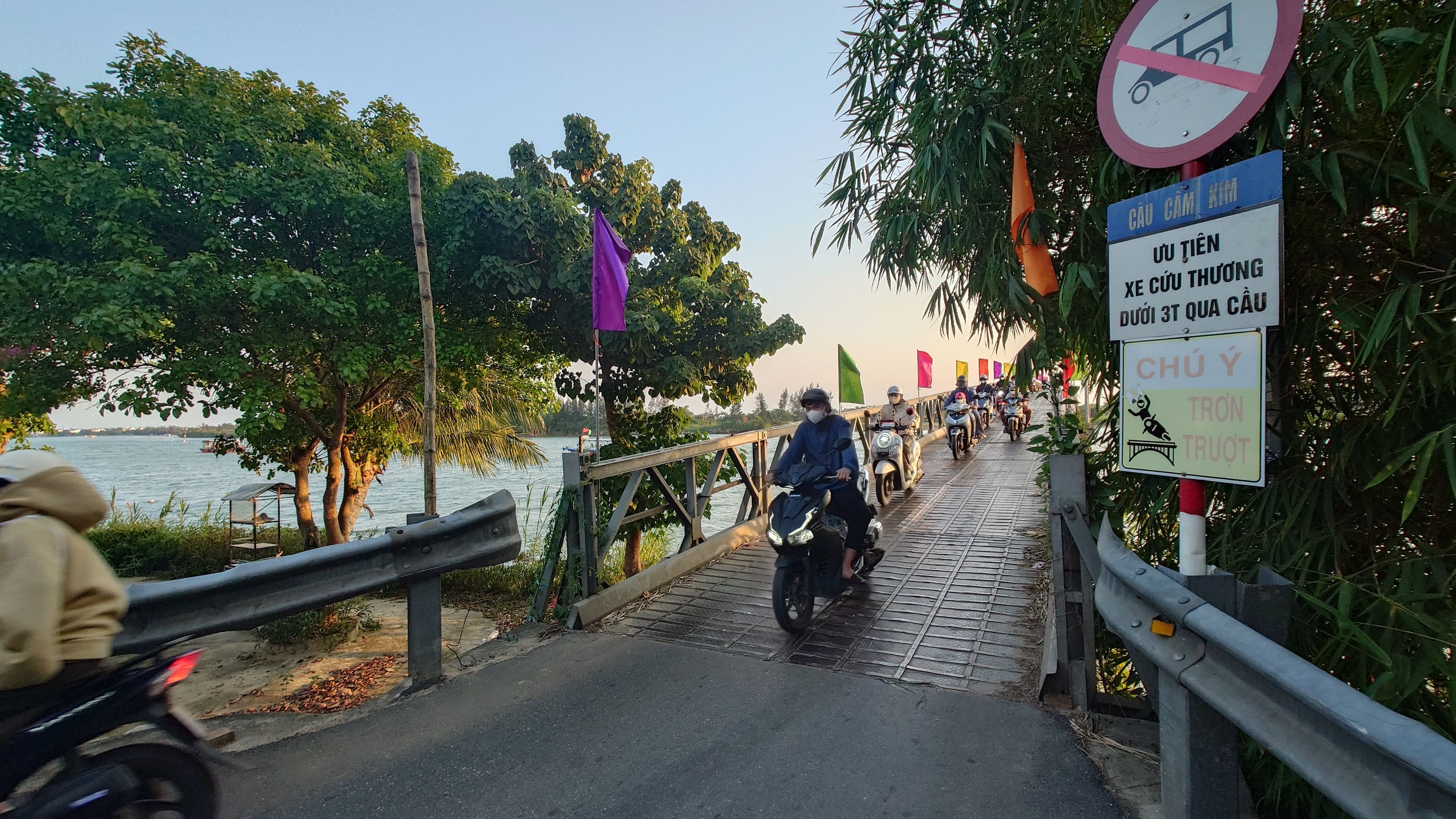 Cẩm Kim Bridge を通るバイクの列