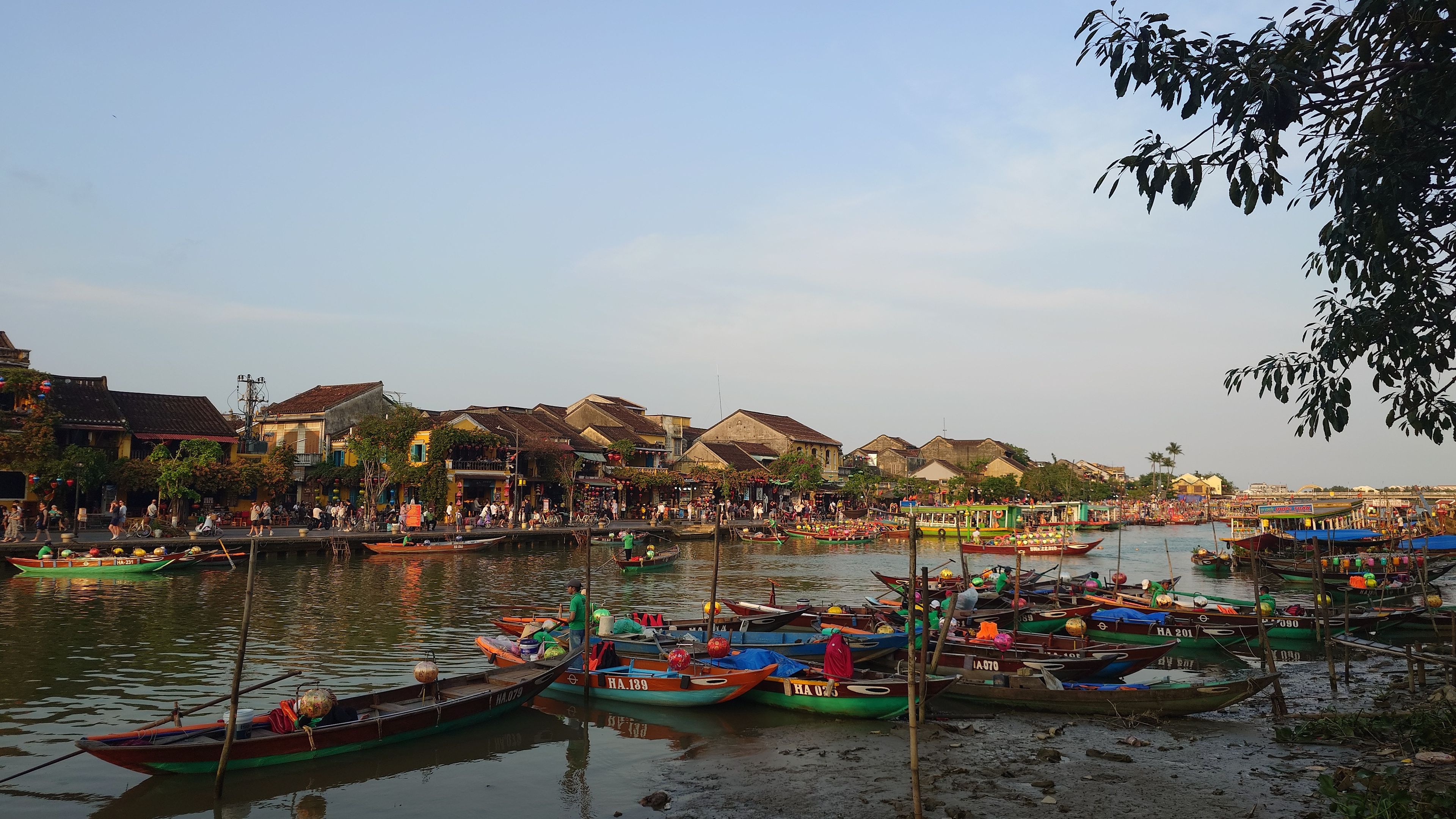 トゥボン川と小舟の風景