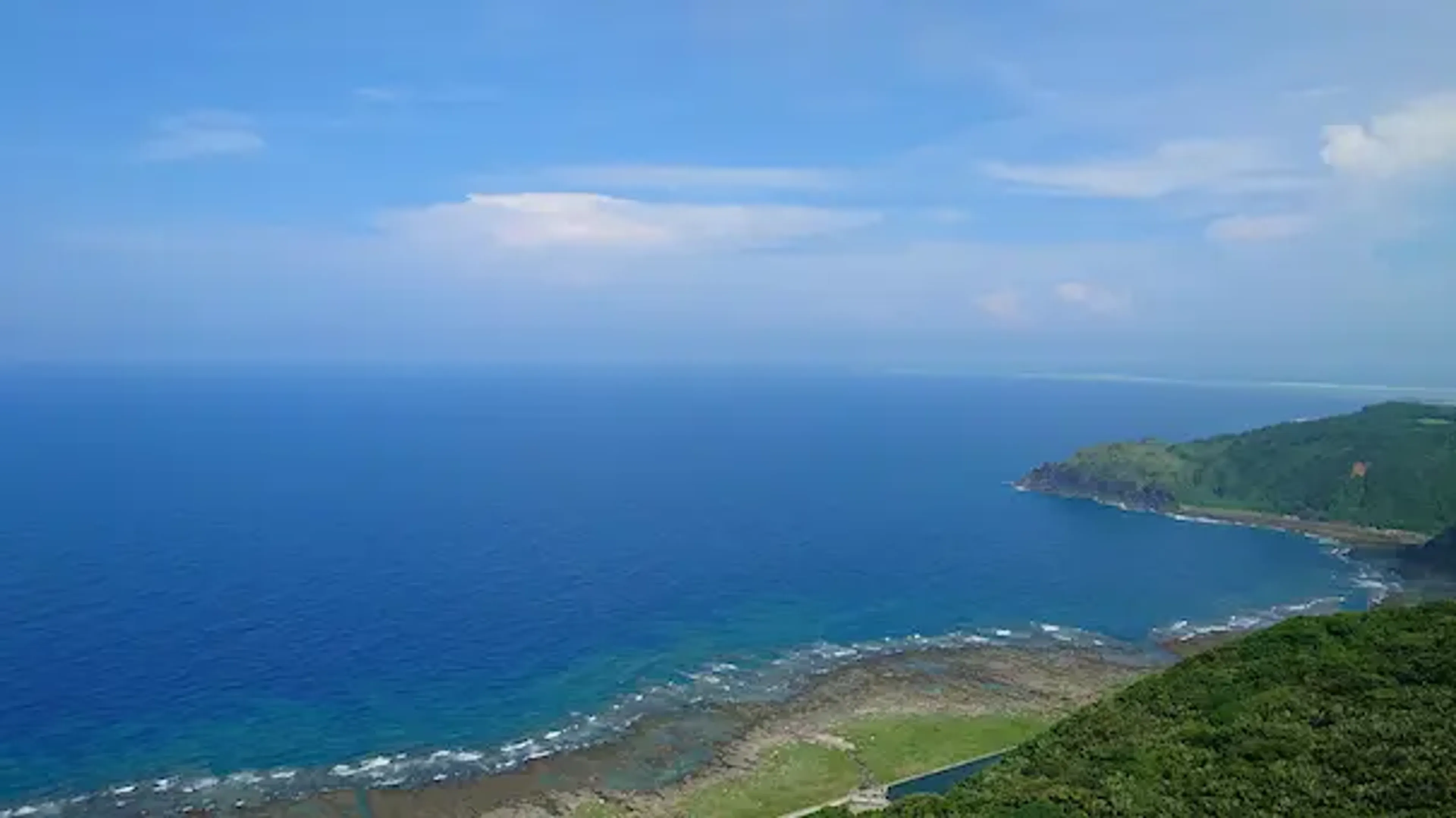 比屋定バンタから望むはての浜