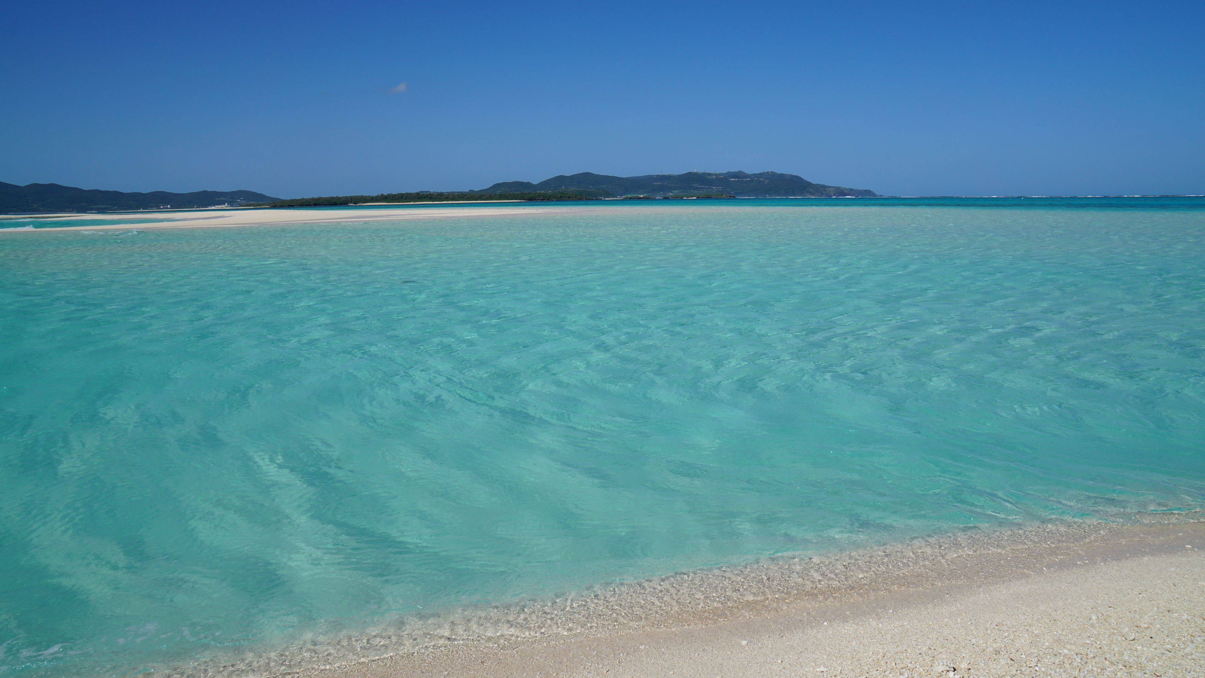 はての浜のエメラルドグリーンの海