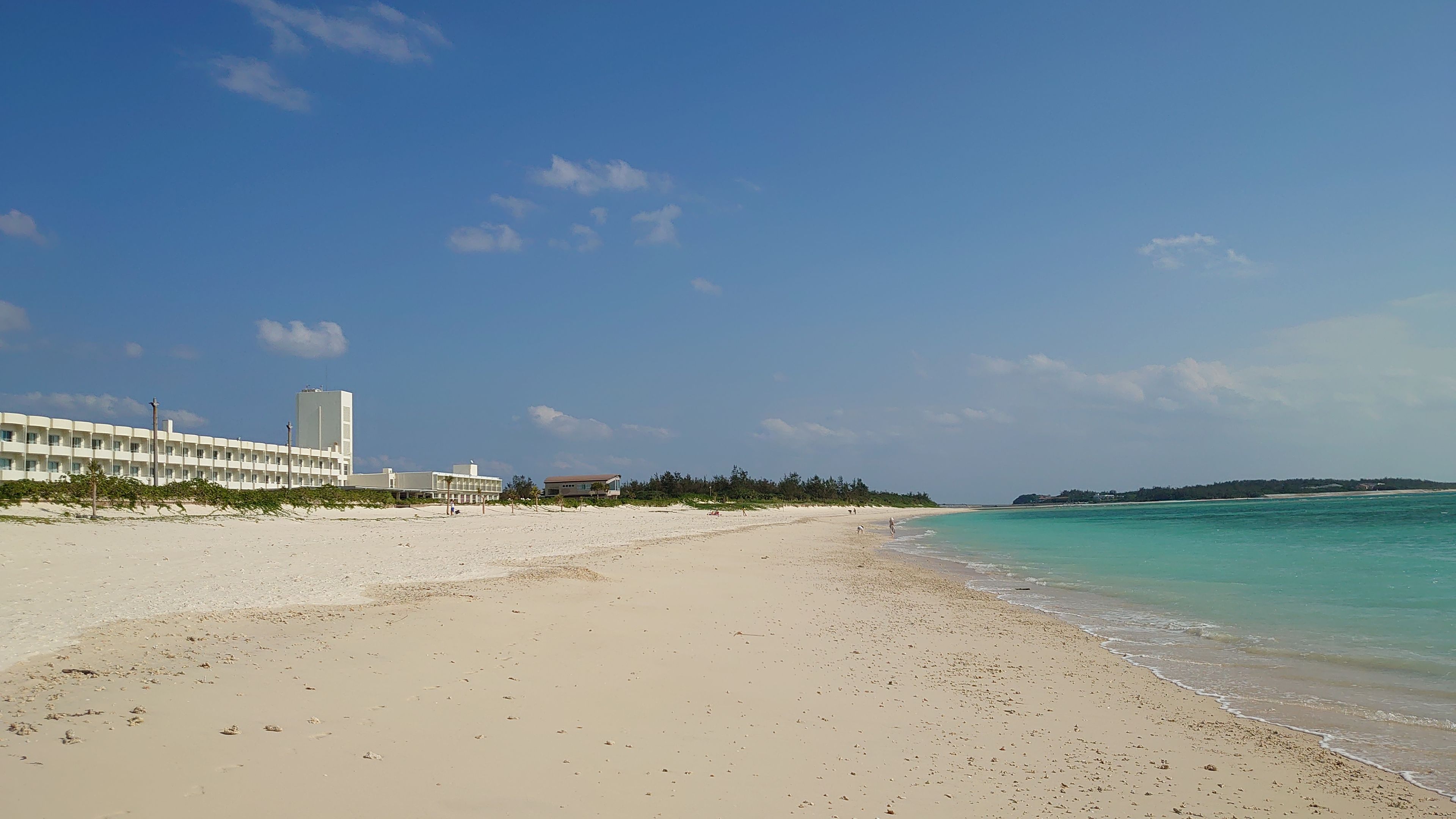 イーフビーチの白い砂浜とエメラルドグリーンの海