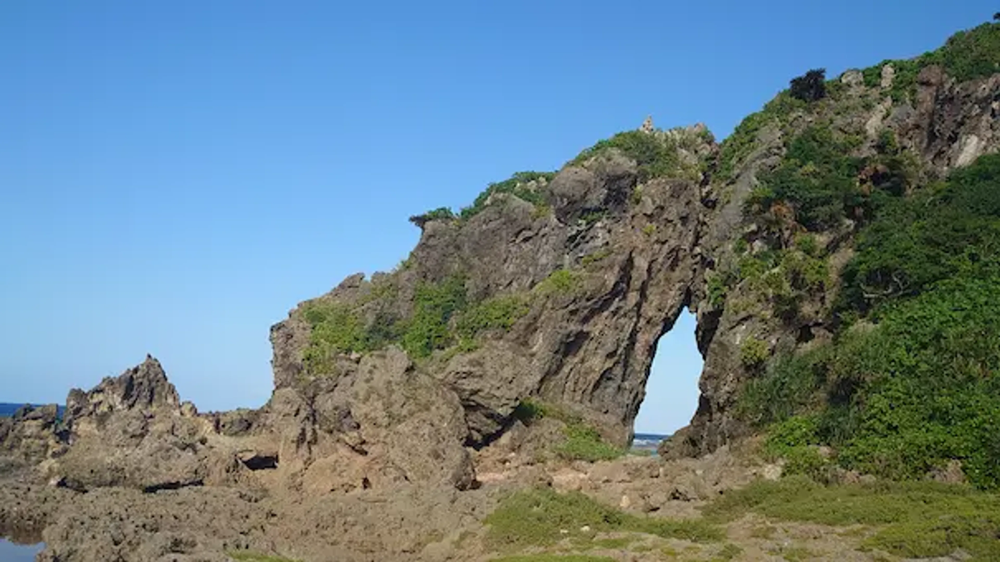 ミーフガーの巨大な岩の割れ目