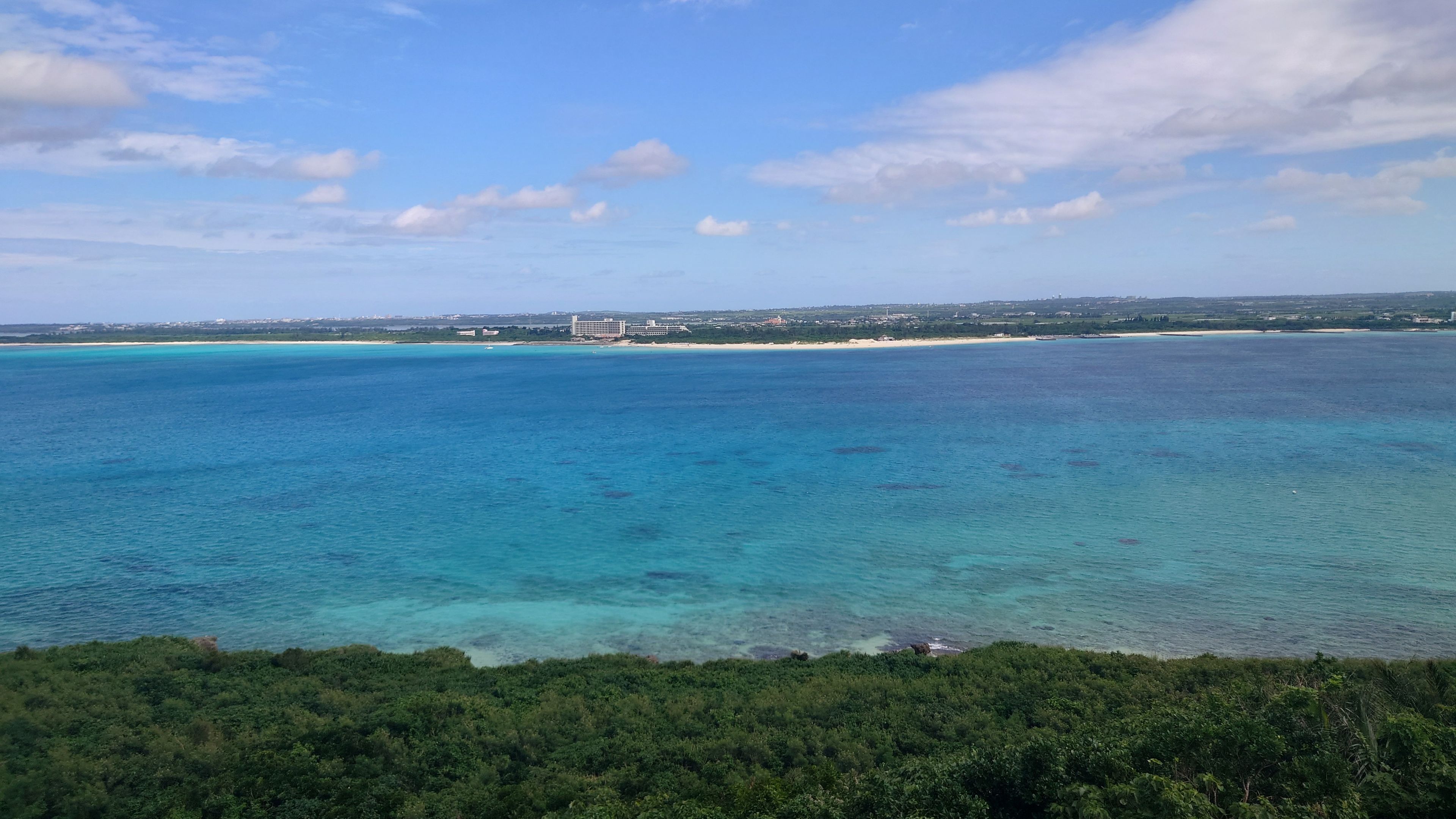 来間島・竜宮城展望台から望む与那覇前浜ビーチと宮古ブルーのパノラマ