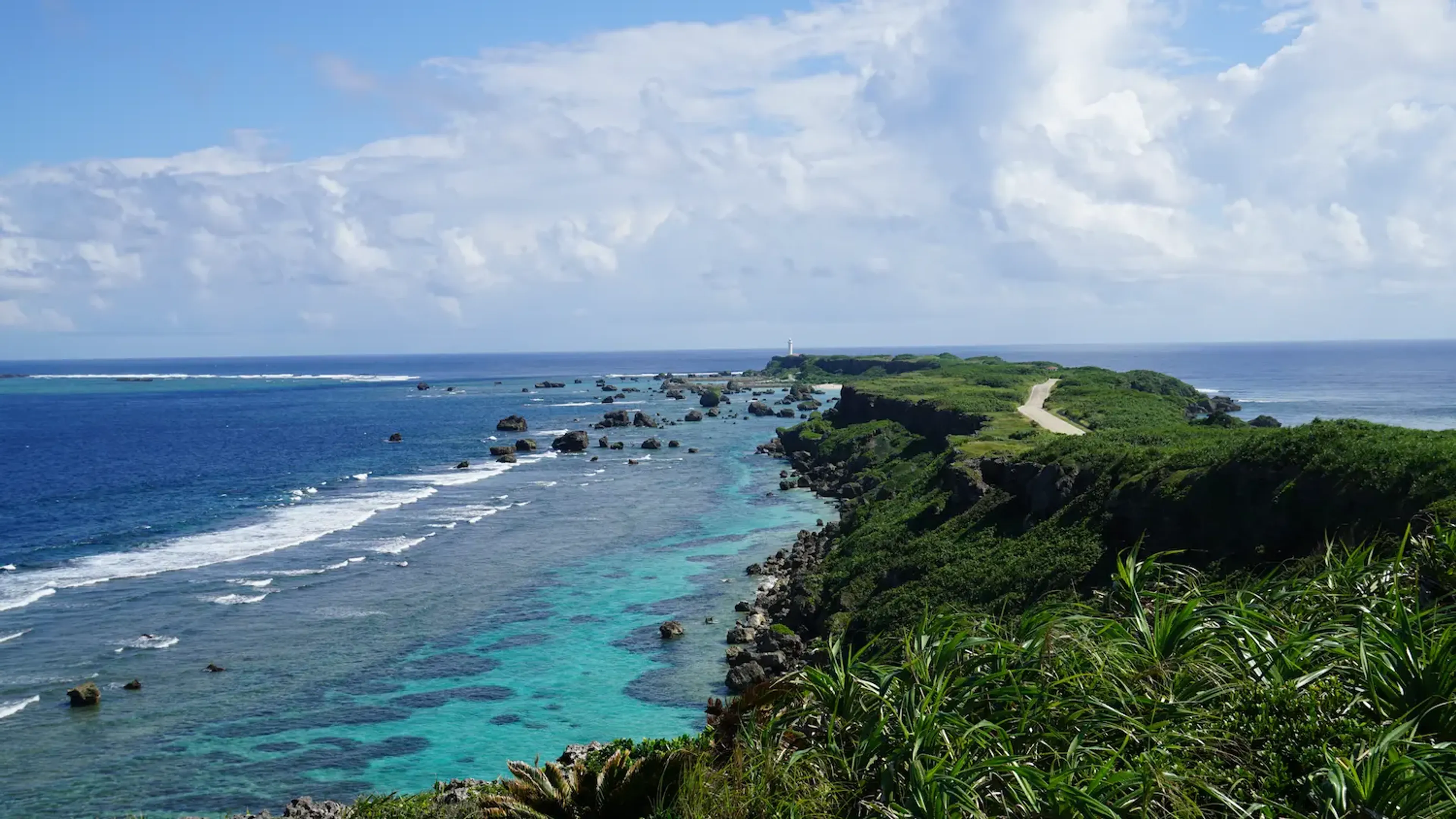 東平安名崎の断崖絶壁と紺碧の海