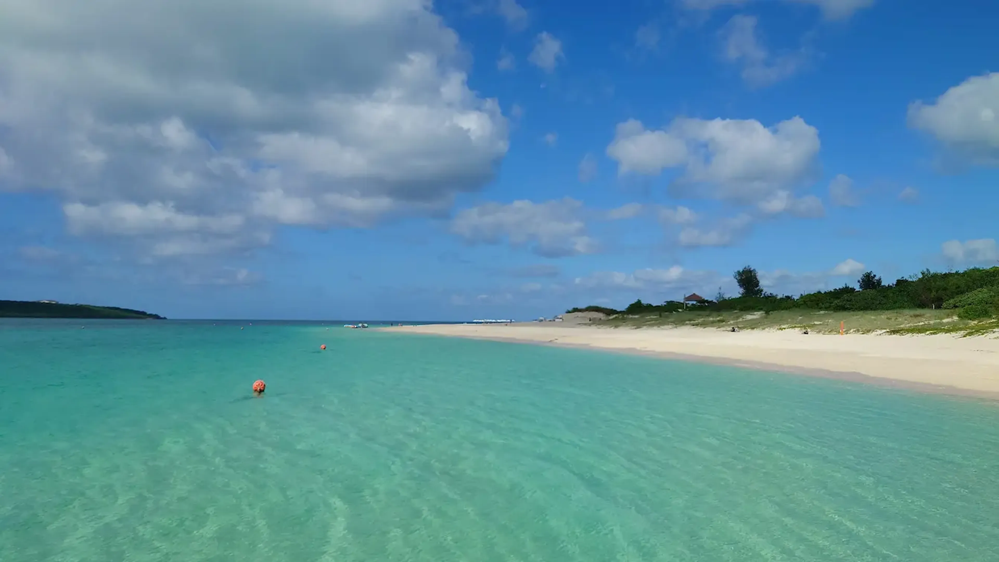 来間前浜港の透き通る海面