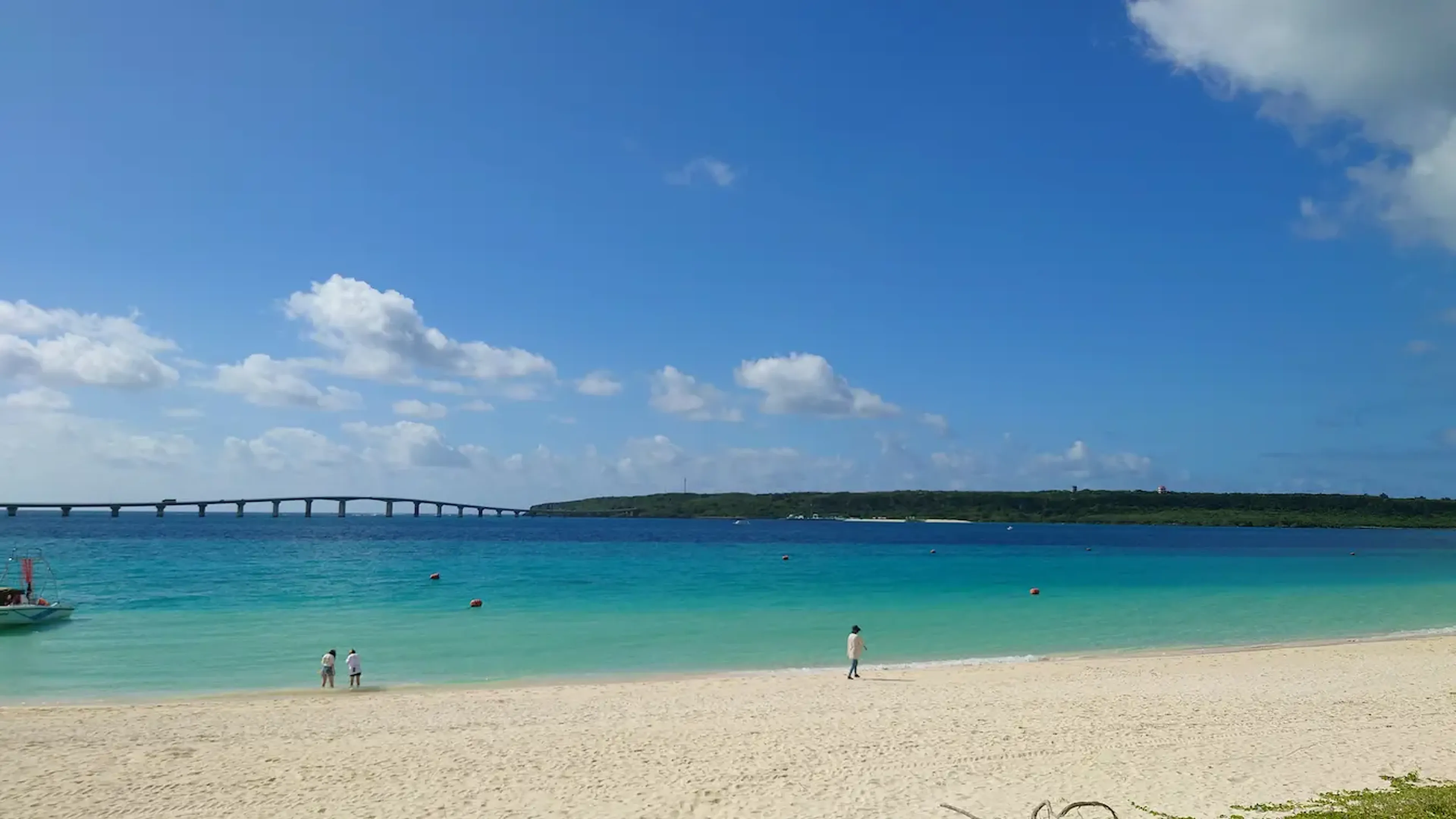 来間前浜港から見た宮古ブルーの海
