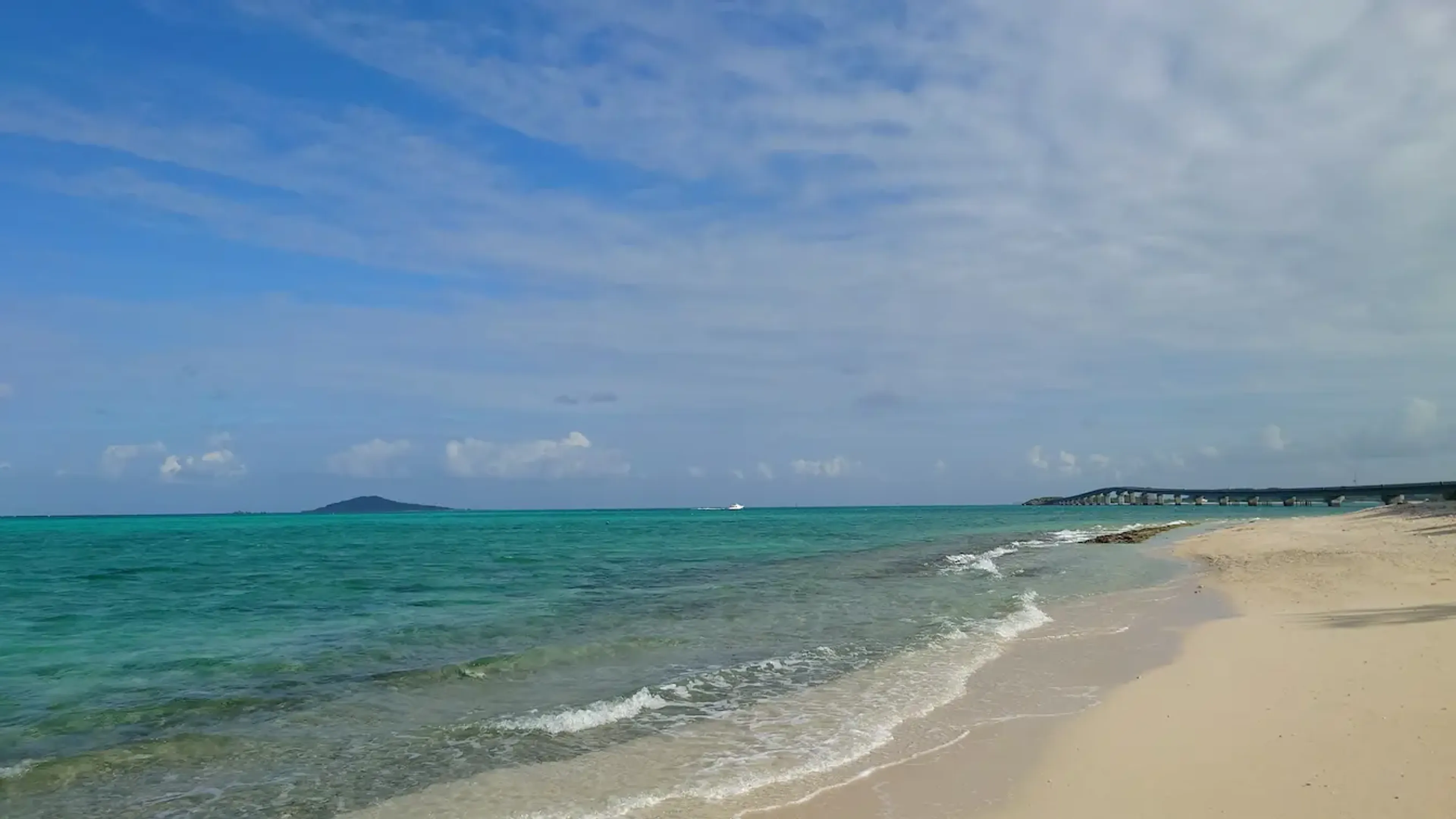 オハマビーチから望む池間大橋の絶景