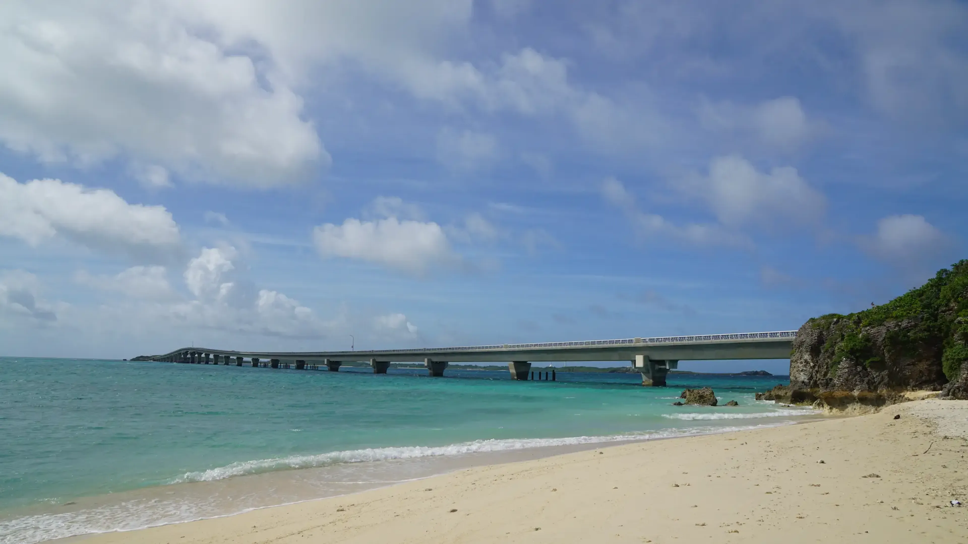 前浜農村公園南側の手つかず砂浜と宮古ブルー