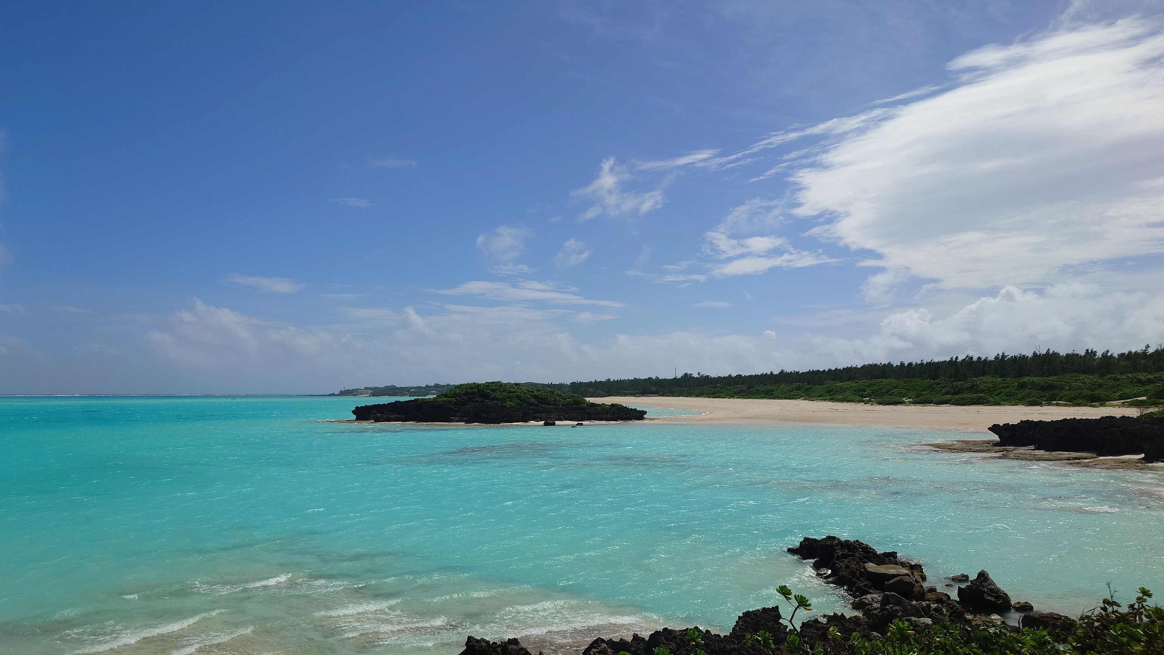 鳩の湖から望むクリスタルビーチ