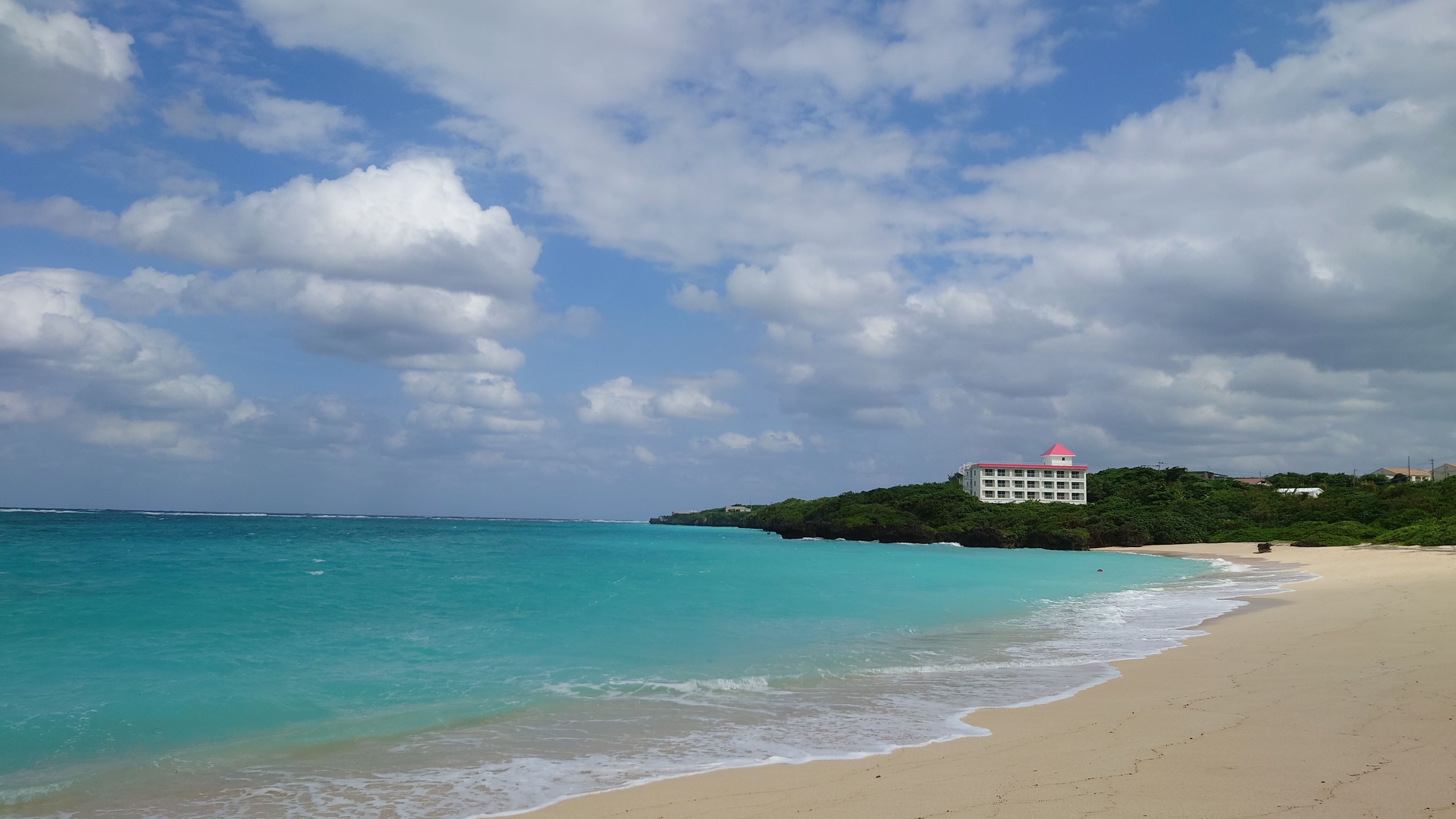 ウドノス海岸の美しいビーチ