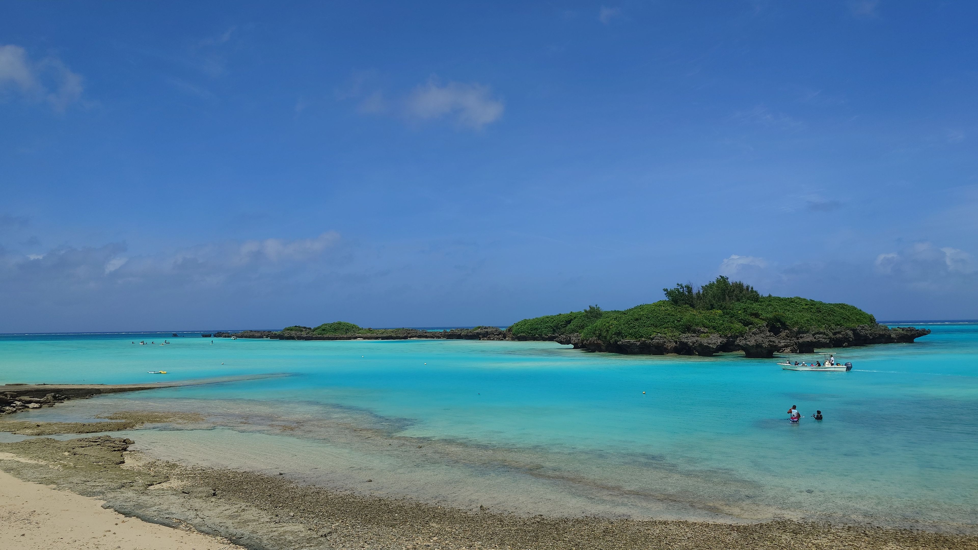 皆田海岸とアクティビティを楽しむ人々