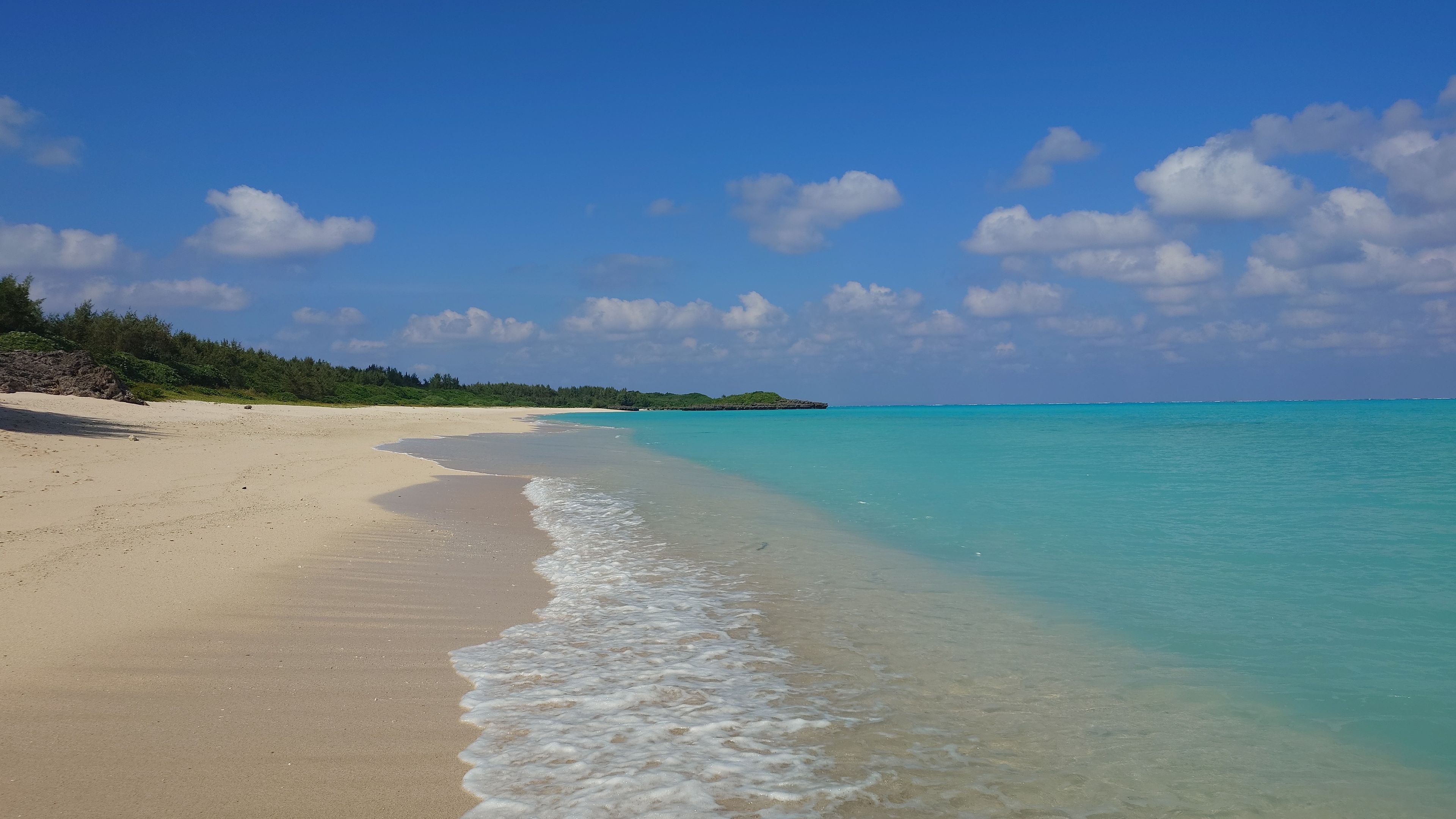 クリスタルビーチと透き通るような海