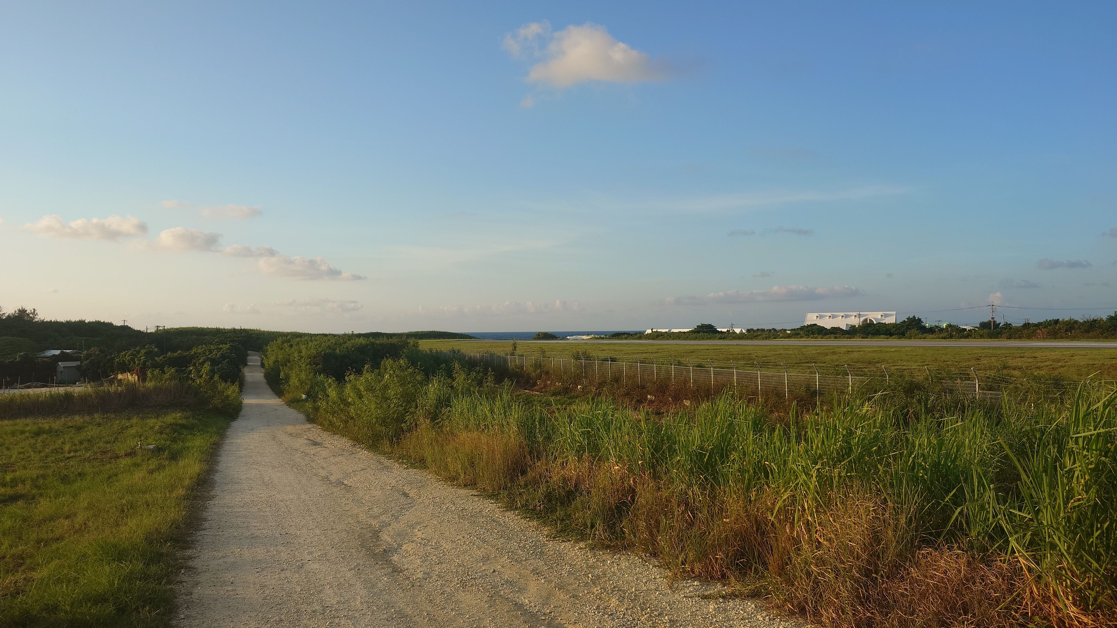 コーラルウェイの白い砂利と飛行場