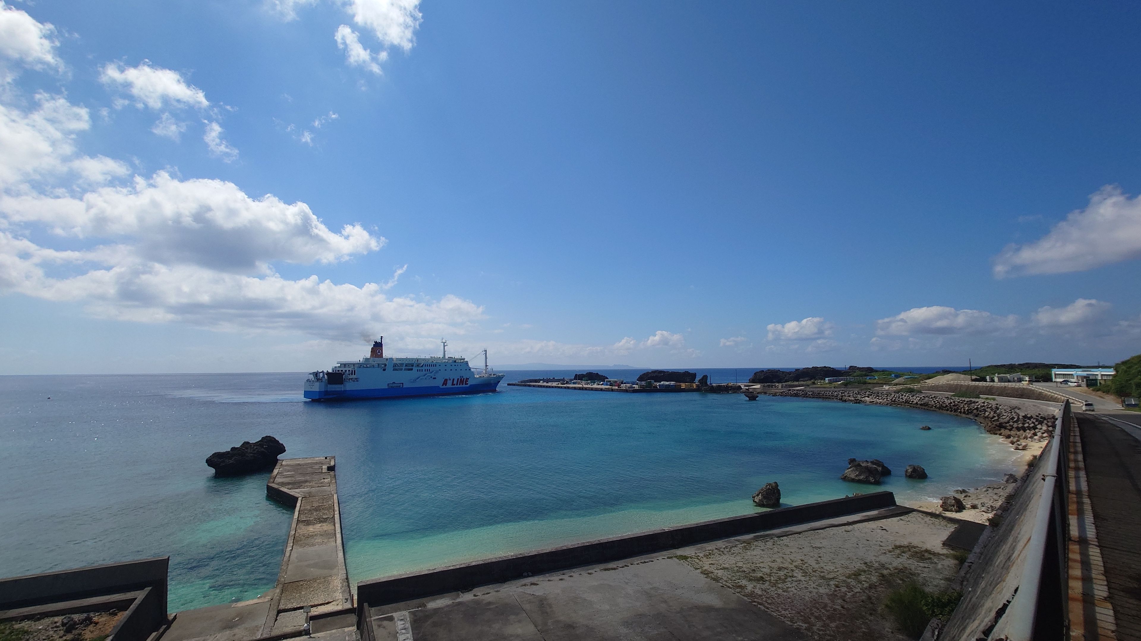 与論港と大型フェリー
