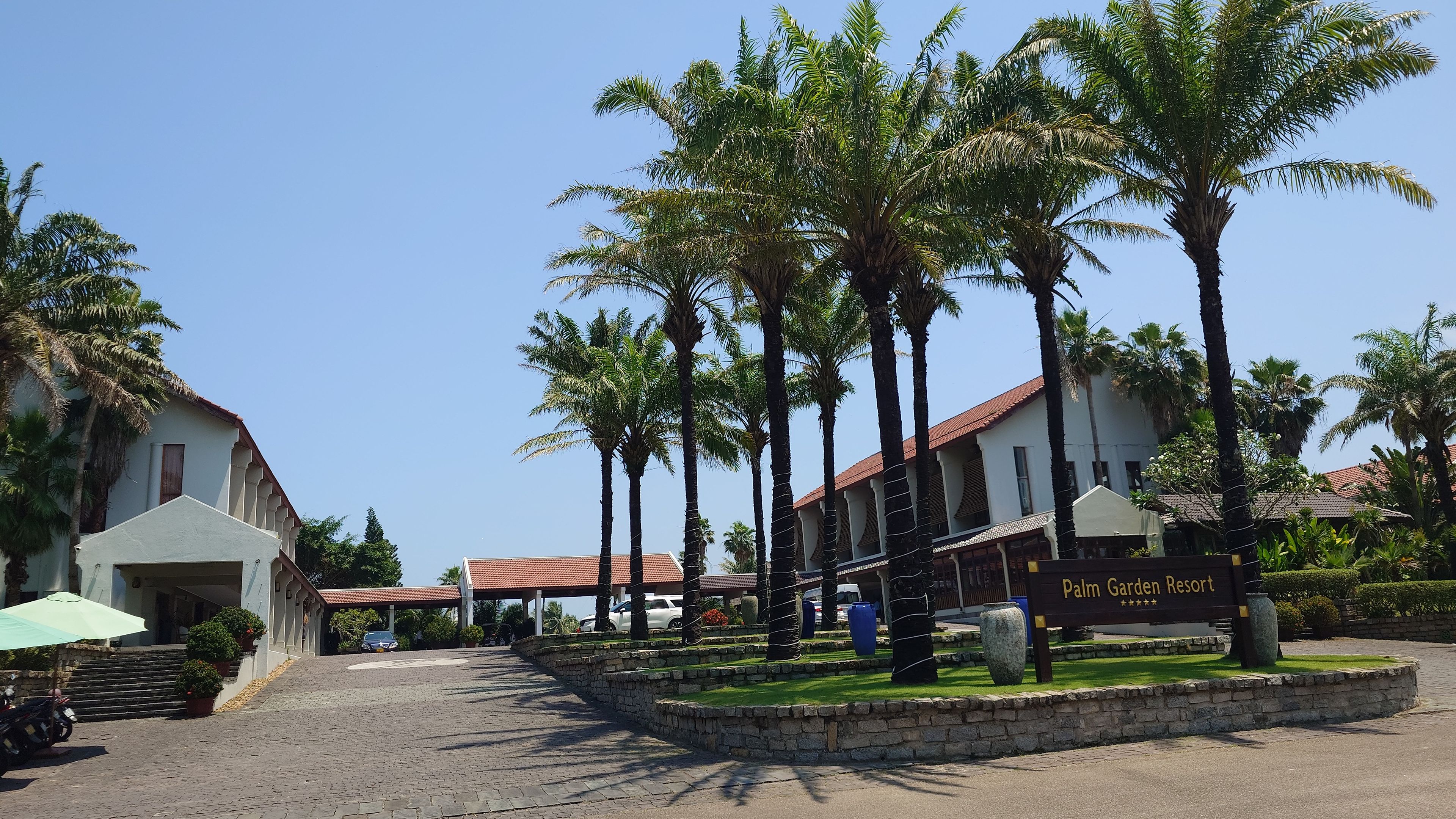 Palm Garden Resort エントランス。広々とした造りで、リゾートならではの開放感が漂う。