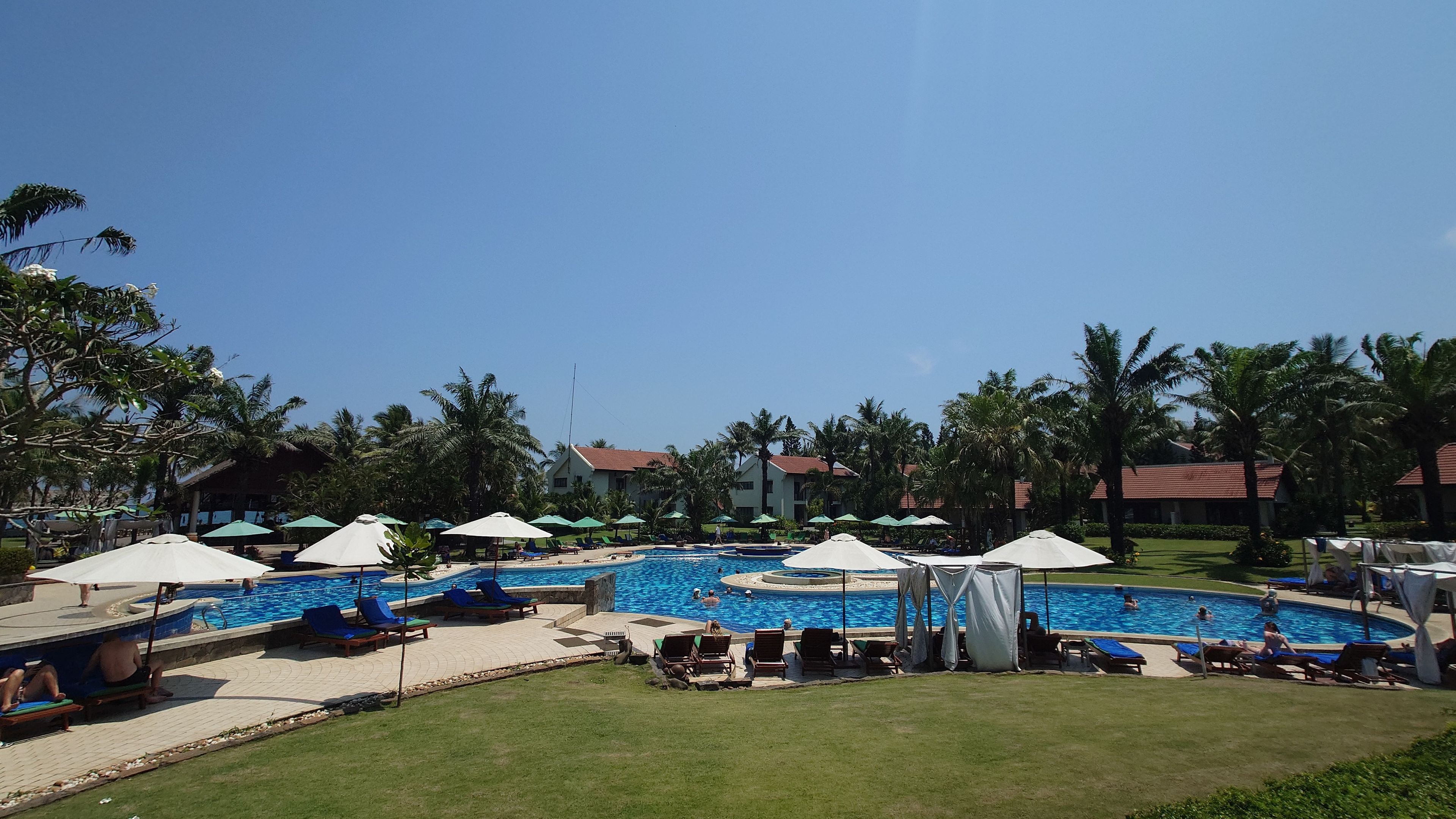 Palm Garden Resort の広大なプールとガーデン。ヤシの木に囲まれた、息を呑むような開放的な空間。