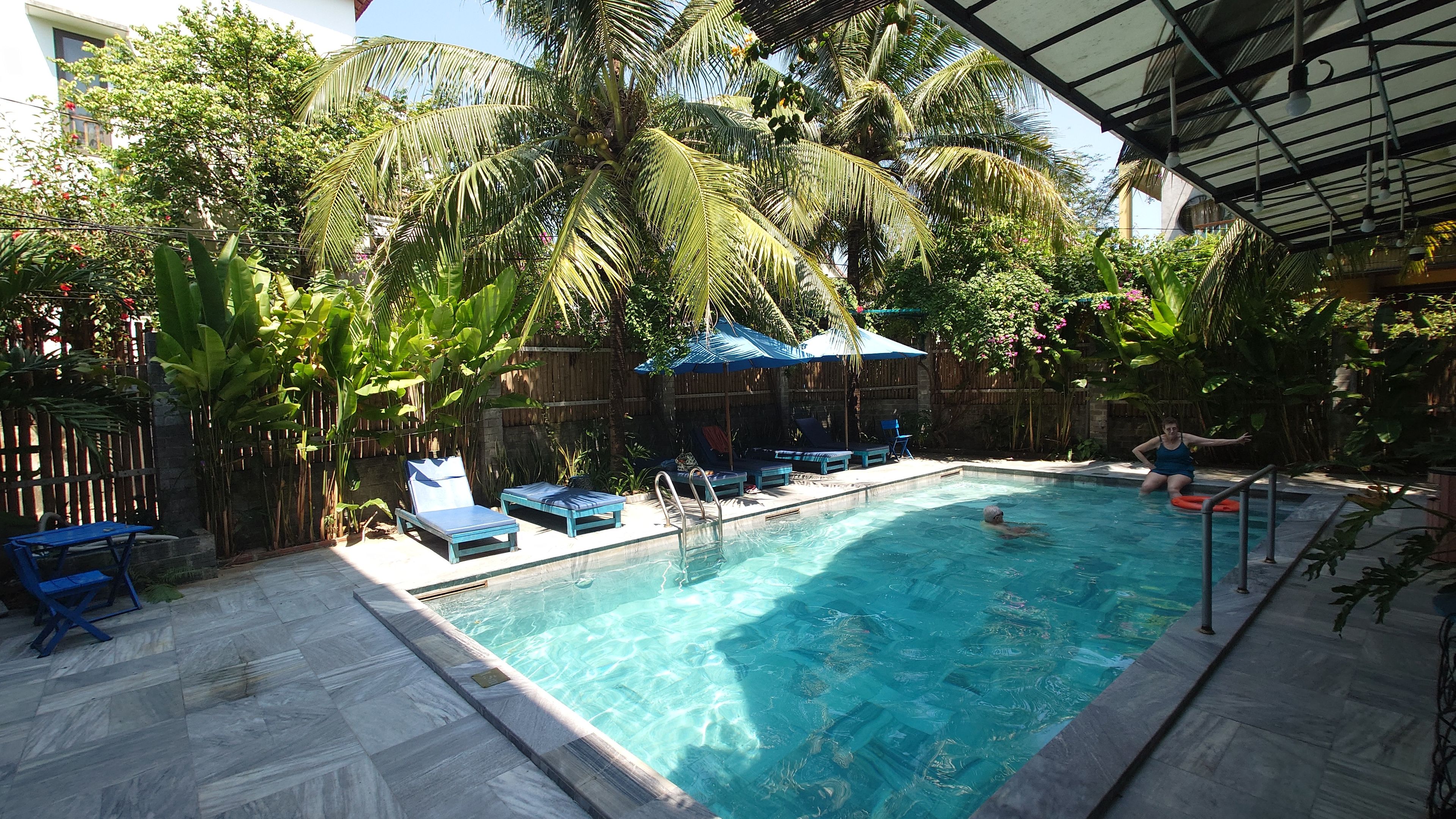 ホテルの規模に対して驚くほど広々とした屋外プール。水面が美しく整備され、ラン後の汗を流した後のクールダウンに最適。