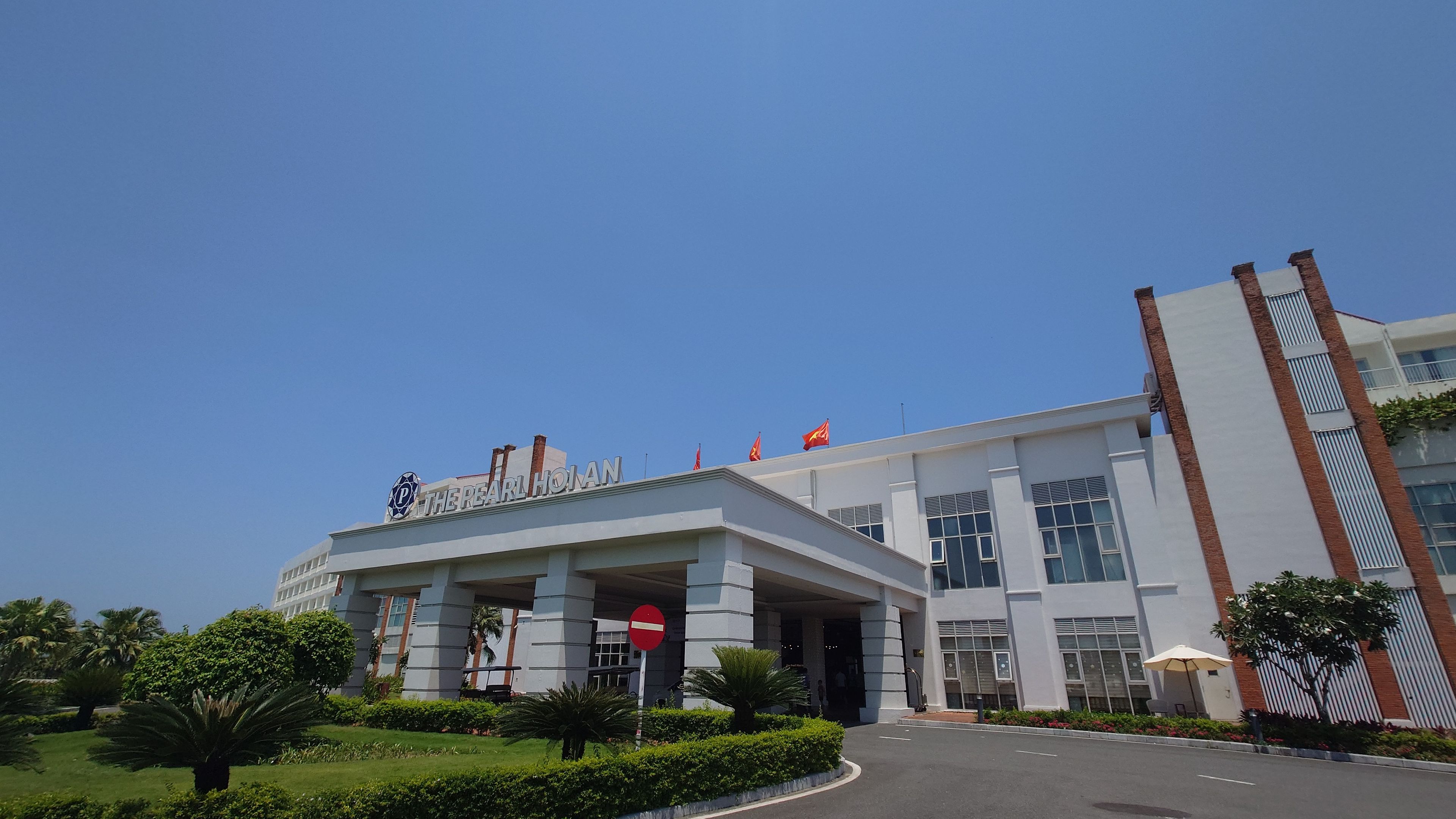 The Pearl Hoi An の外観。白を基調としたモダンなデザインの巨大なアパートメント・リゾート。