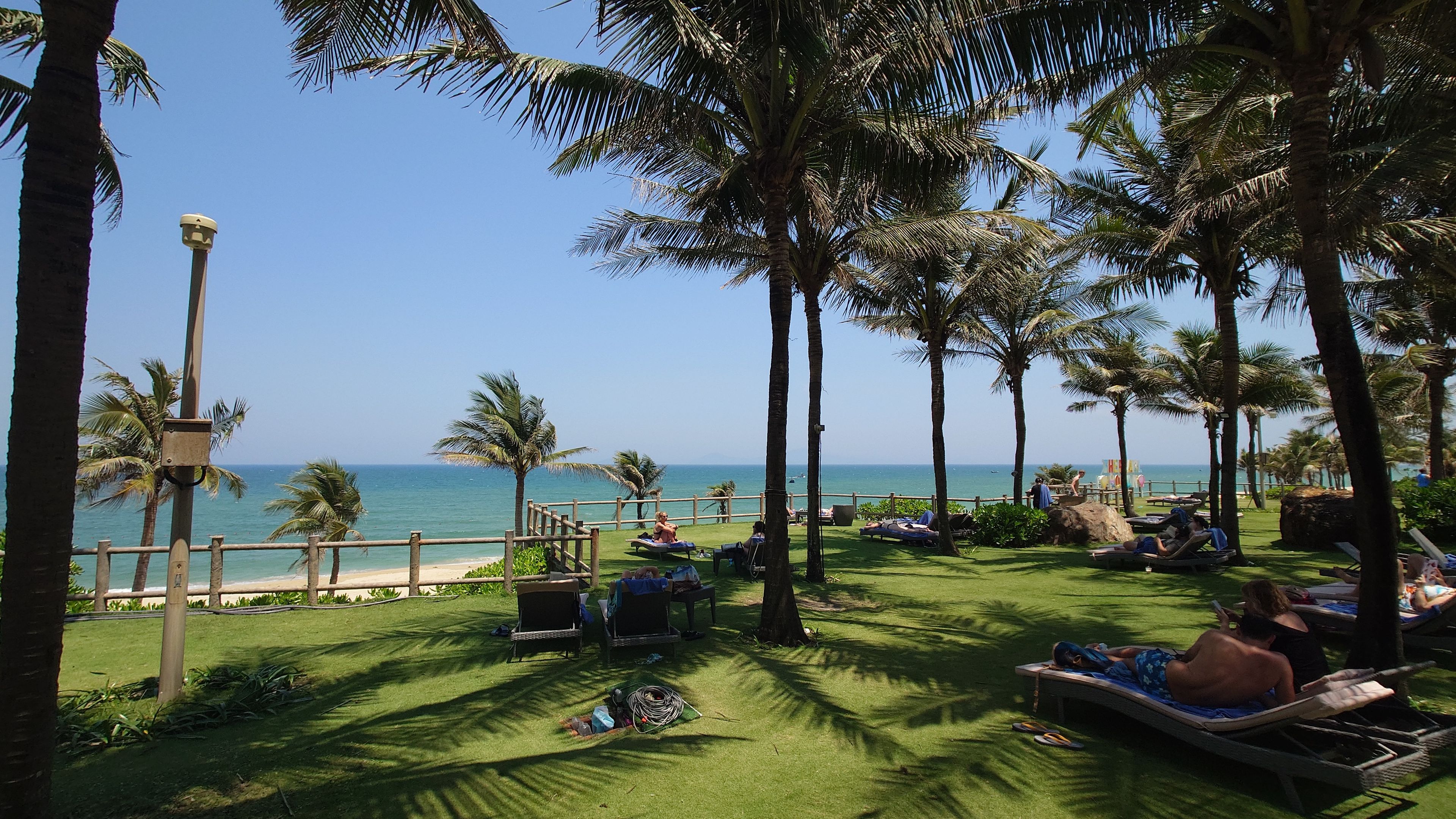広大なガーデンエリアとプライベートビーチ。ヤシの木の下にビーチチェアが並ぶ、静寂に包まれた時間。