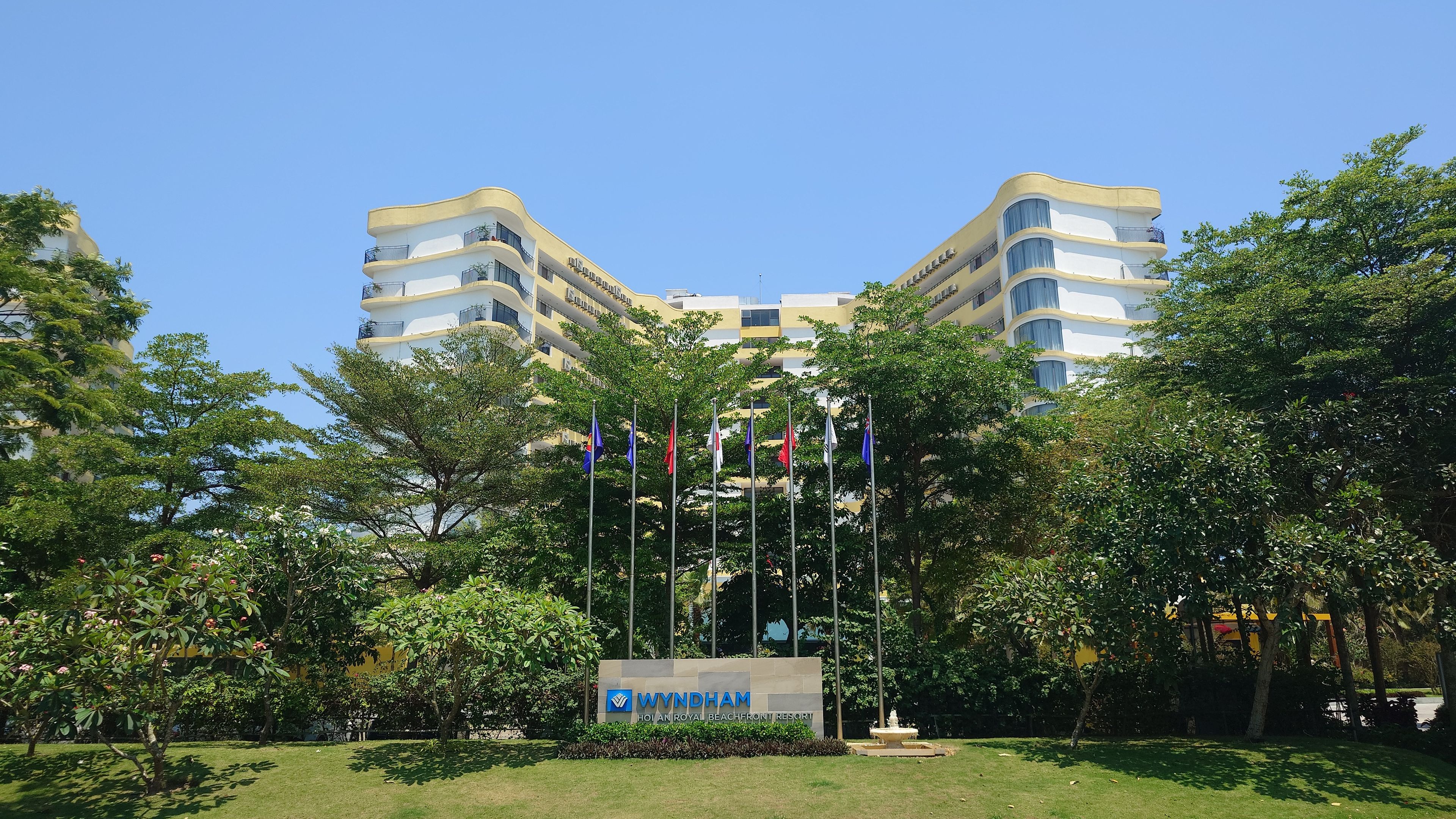 Wyndham Hoi An Royal Beachfront Resort & Villas 外観。エントランスから高級感あふれる佇まい。