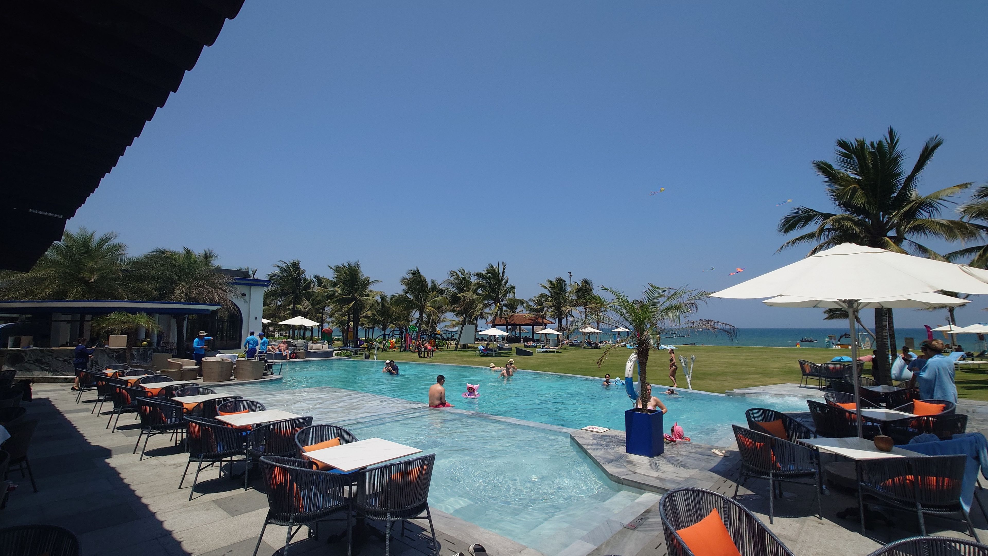 Wyndham Hoi An の屋外プール。規模に対してコンパクトながら、洗練されたリゾート空間。