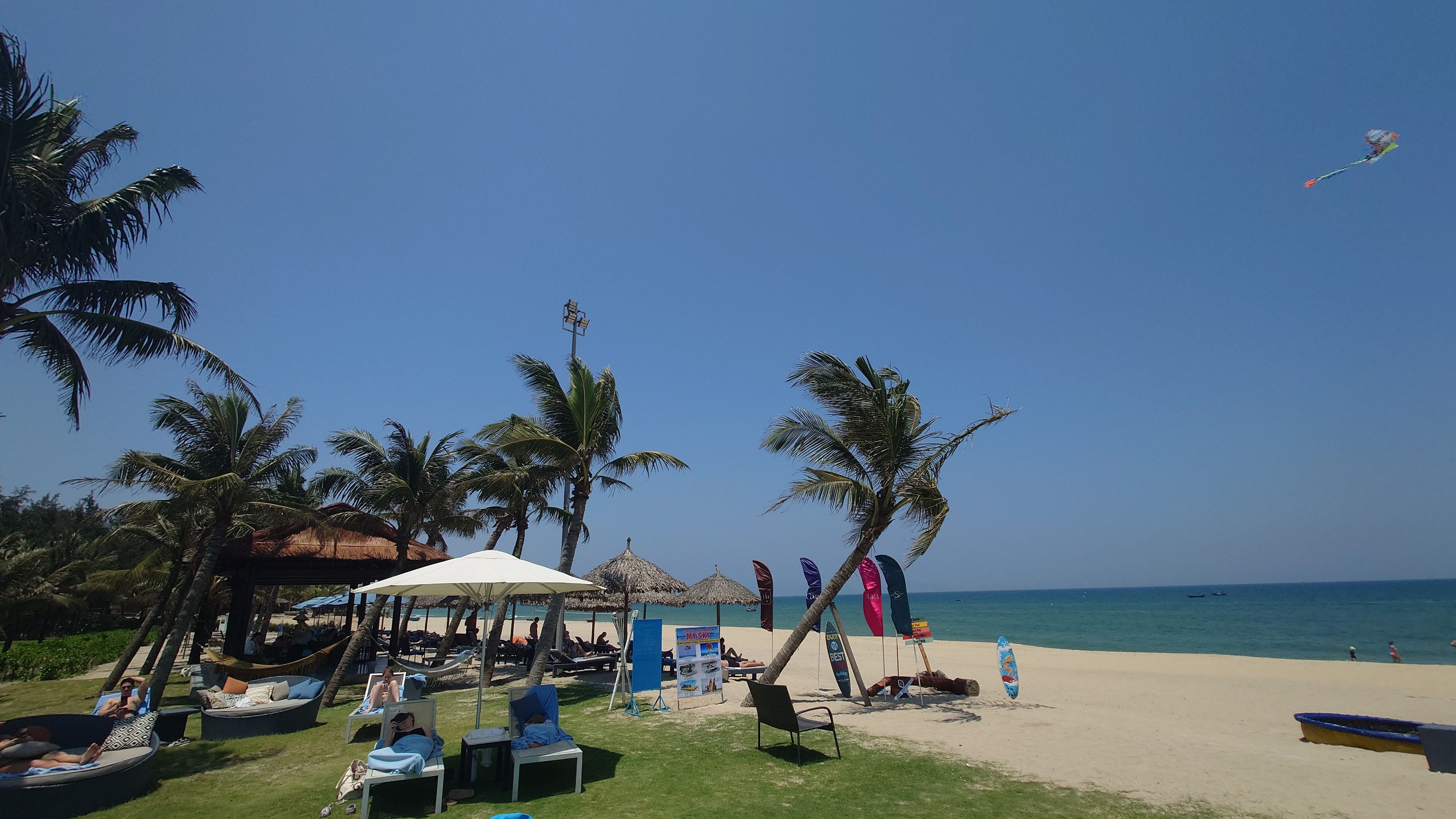 広々としたプライベートビーチ。パブリックエリアとは遮断された静寂の海。