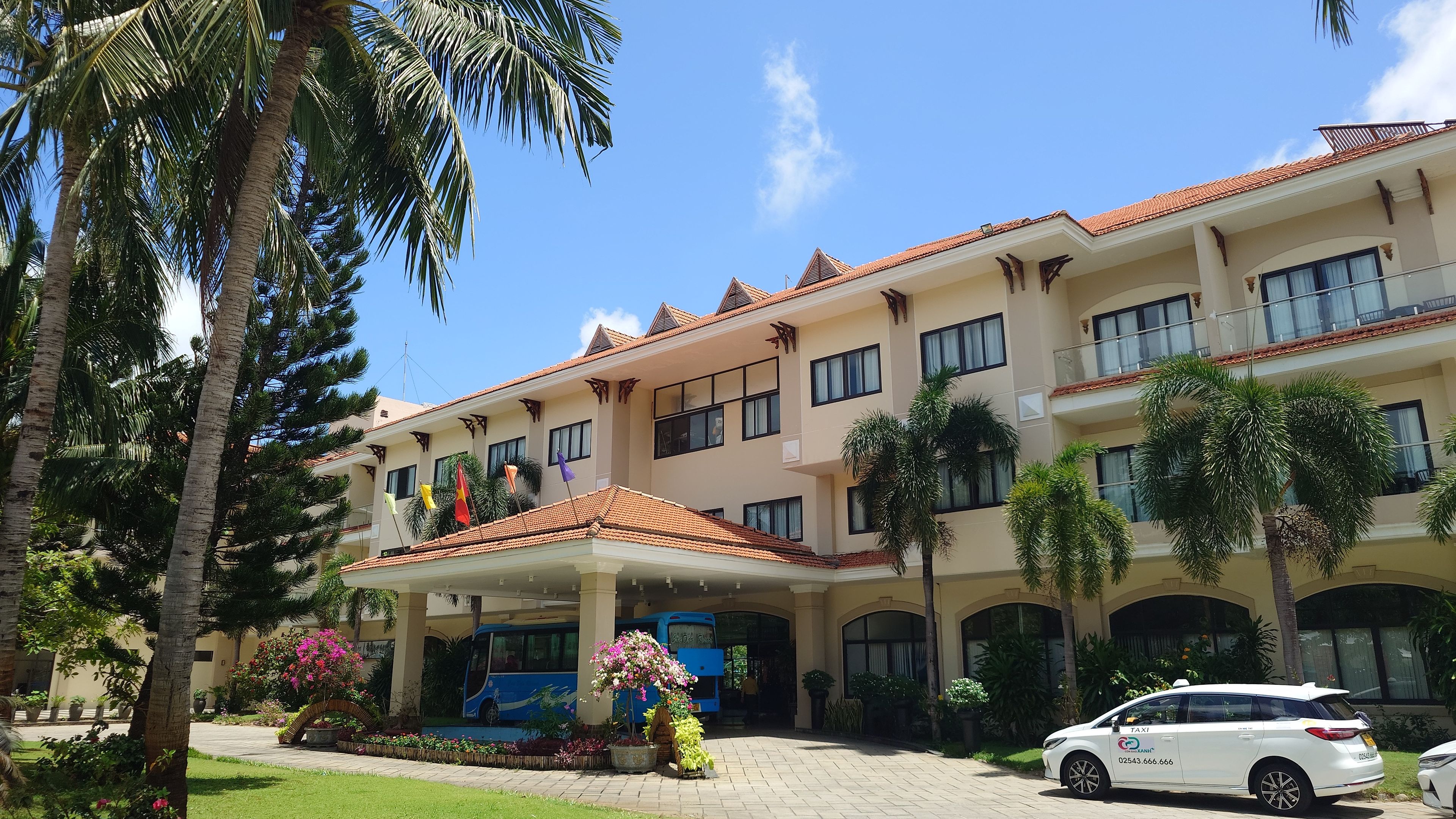 コンダオリゾート：青空に映える、長く愛されてきた伝統的なリゾートの外観