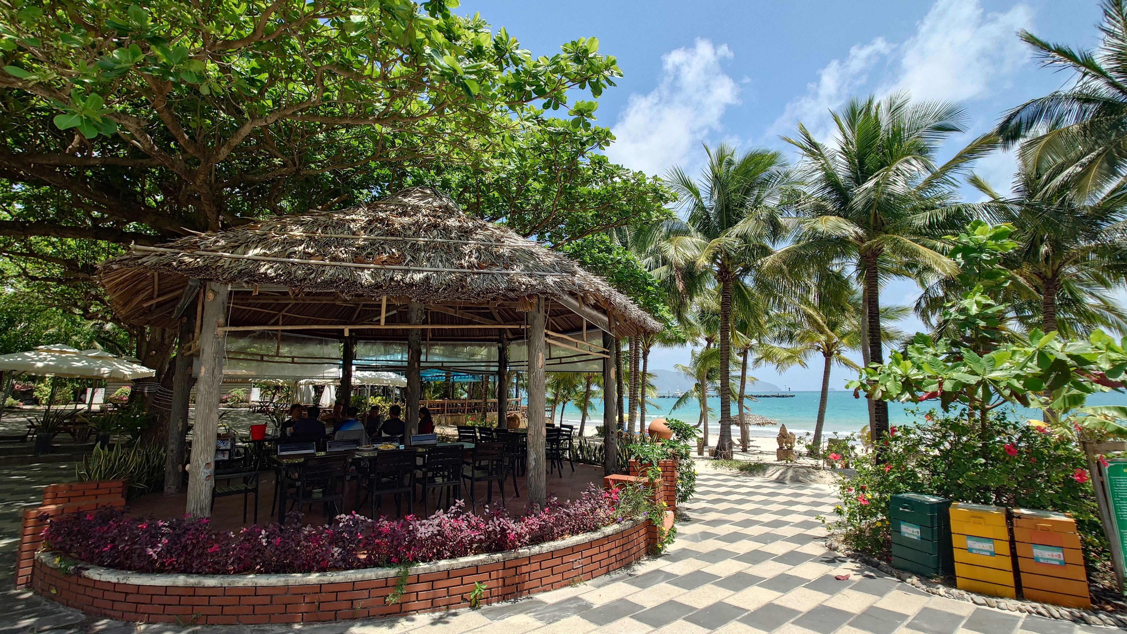 コンダオリゾート：潮風を感じながら絶景を堪能する、海沿いの開放的なレストラン