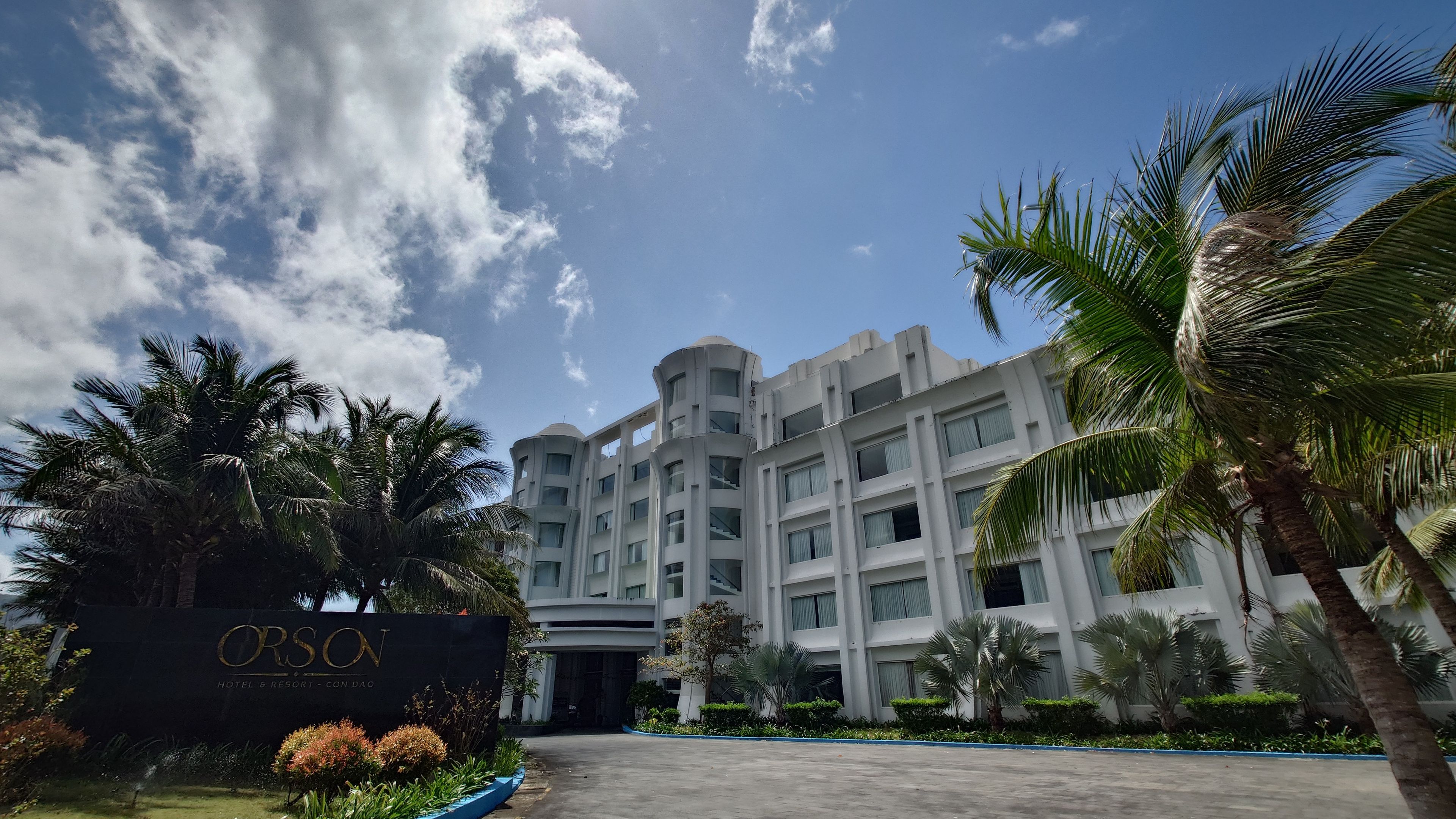 オーソンホテルの看板と壮大なリゾート外観